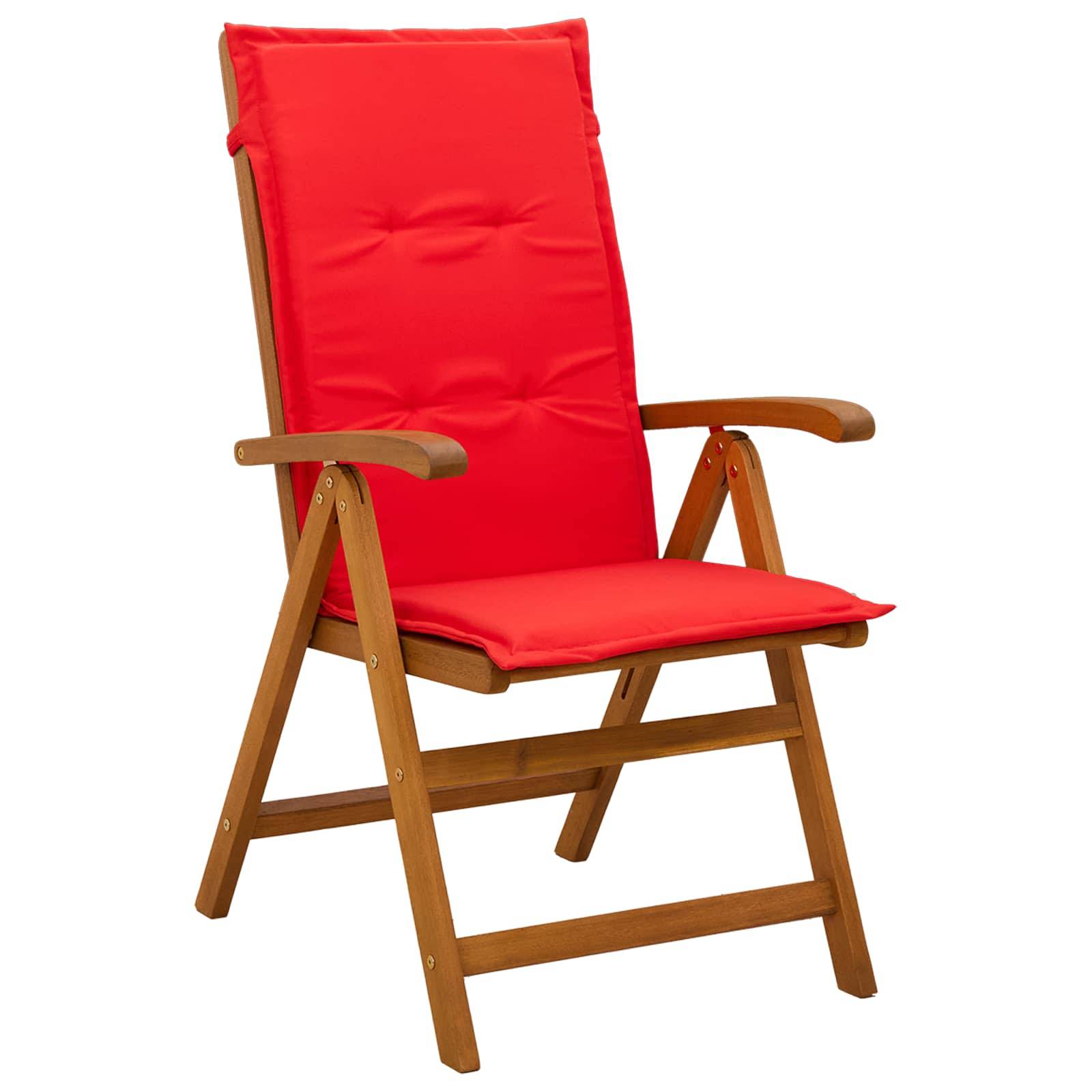 Roter, gepolsterter Holzklappstuhl mit Armlehnen auf weißem Hintergrund.