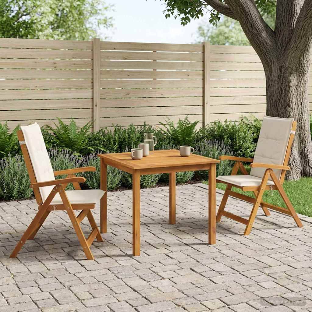 Zwei Holz-Terrassenstühle mit Kissen sind einem kleinen quadratischen Tisch auf einer gepflasterten Hofterrasse zugewandt, mit Pflanzen, einem Zaun und einem Baum im Hintergrund.