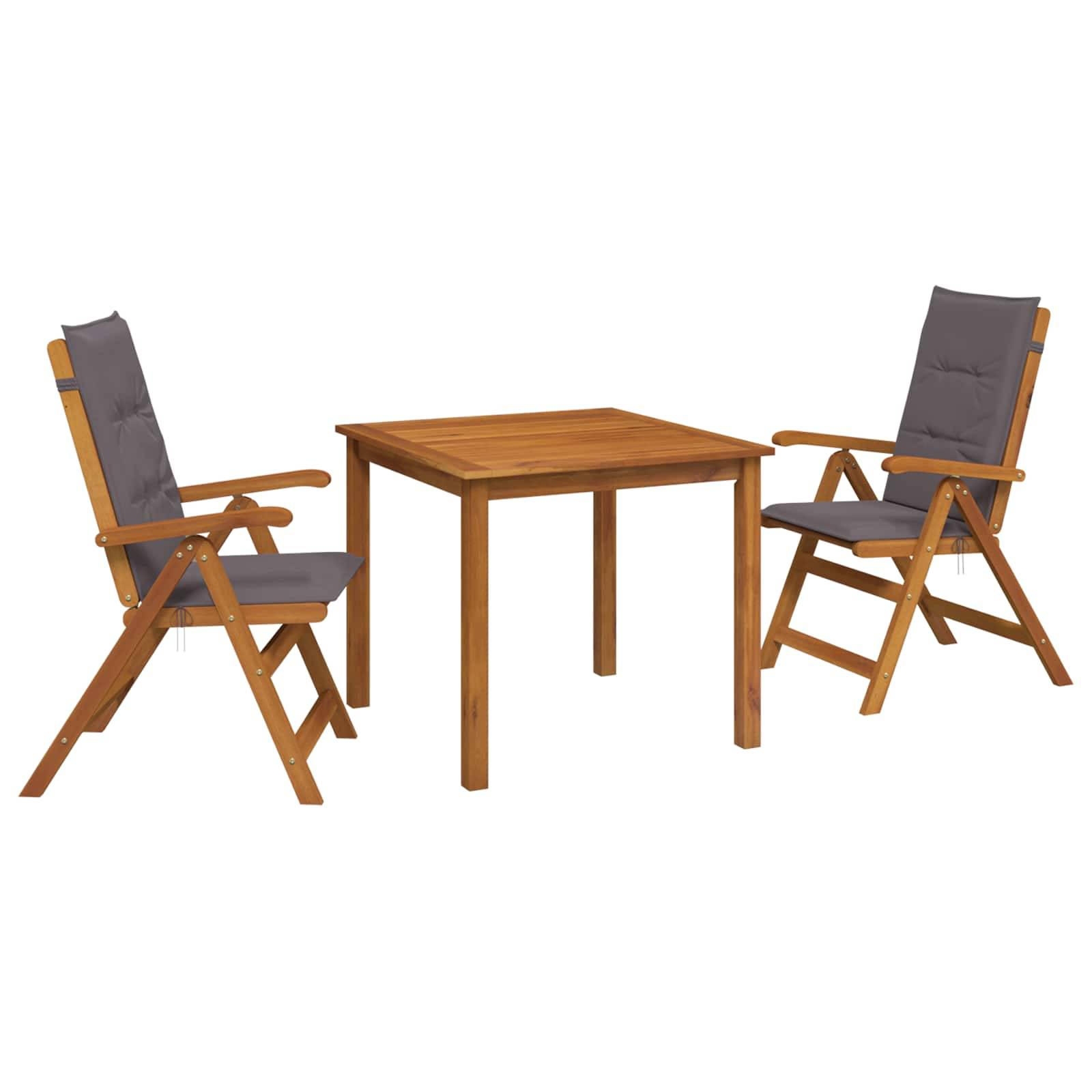 Zwei gepolsterte Holzklappstühle stehen sich an einem quadratischen Holztisch auf weißem Hintergrund gegenüber.