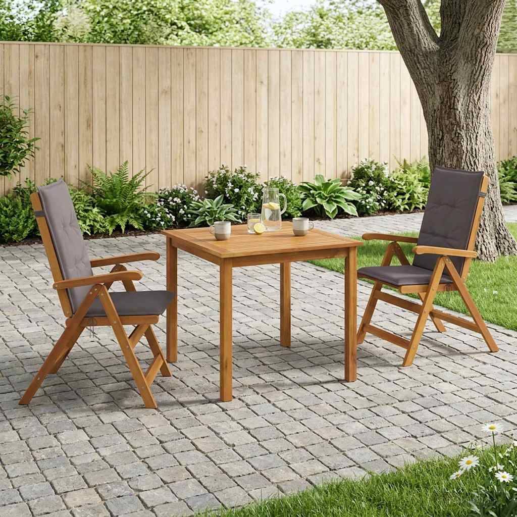 Terrassenmöbel-Set mit zwei Klappstühlen und einem Holztisch auf einer Steinterrasse neben einem Baum und einem Gartenzaun.
