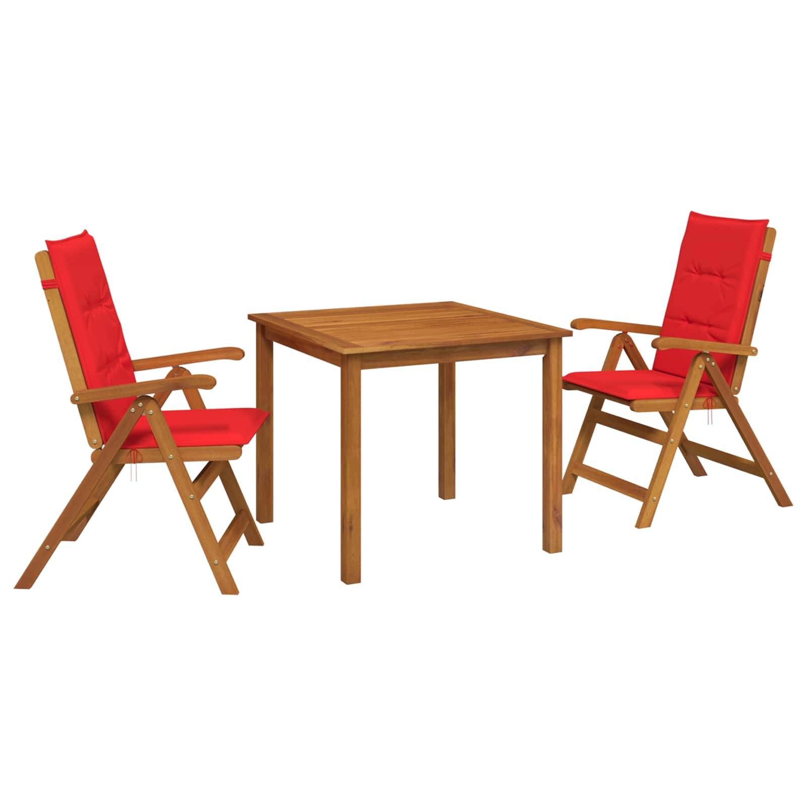 Zwei rote gepolsterte Holzstühle stehen sich an einem kleinen quadratischen Holztisch auf weißem Hintergrund gegenüber.