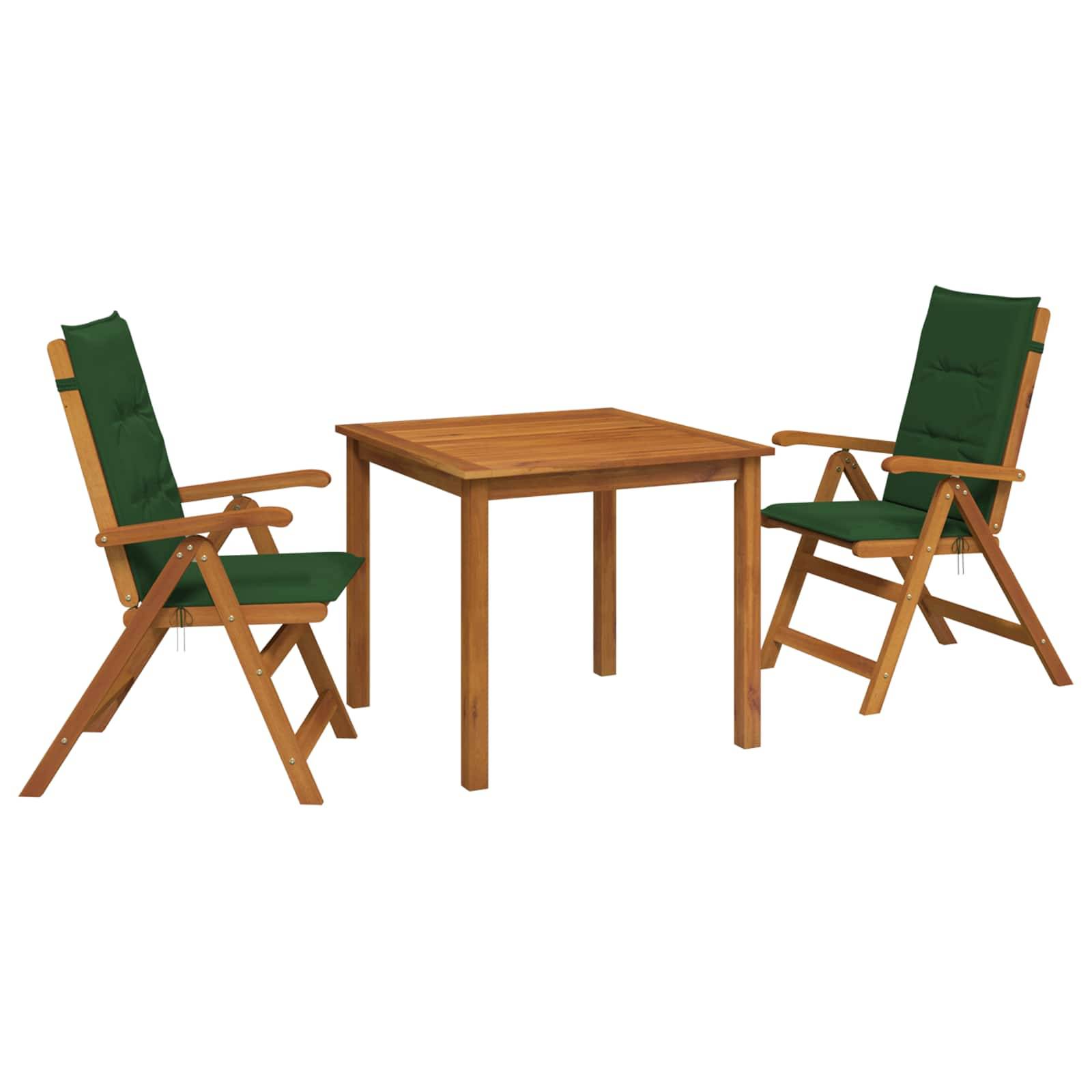 Zwei grüne Holzklappstühle mit Polstern, die einen quadratischen Holztisch auf weißem Hintergrund zugewandt sind.