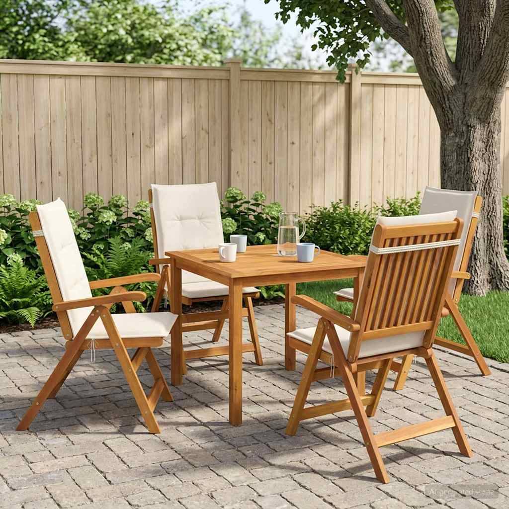 Gartenmöbel-Set im Freien mit vier Holzstühlen und einem quadratischen Tisch auf einem gepflasterten Hof, neben einem Zaun, Sträuchern und einem Baum.
