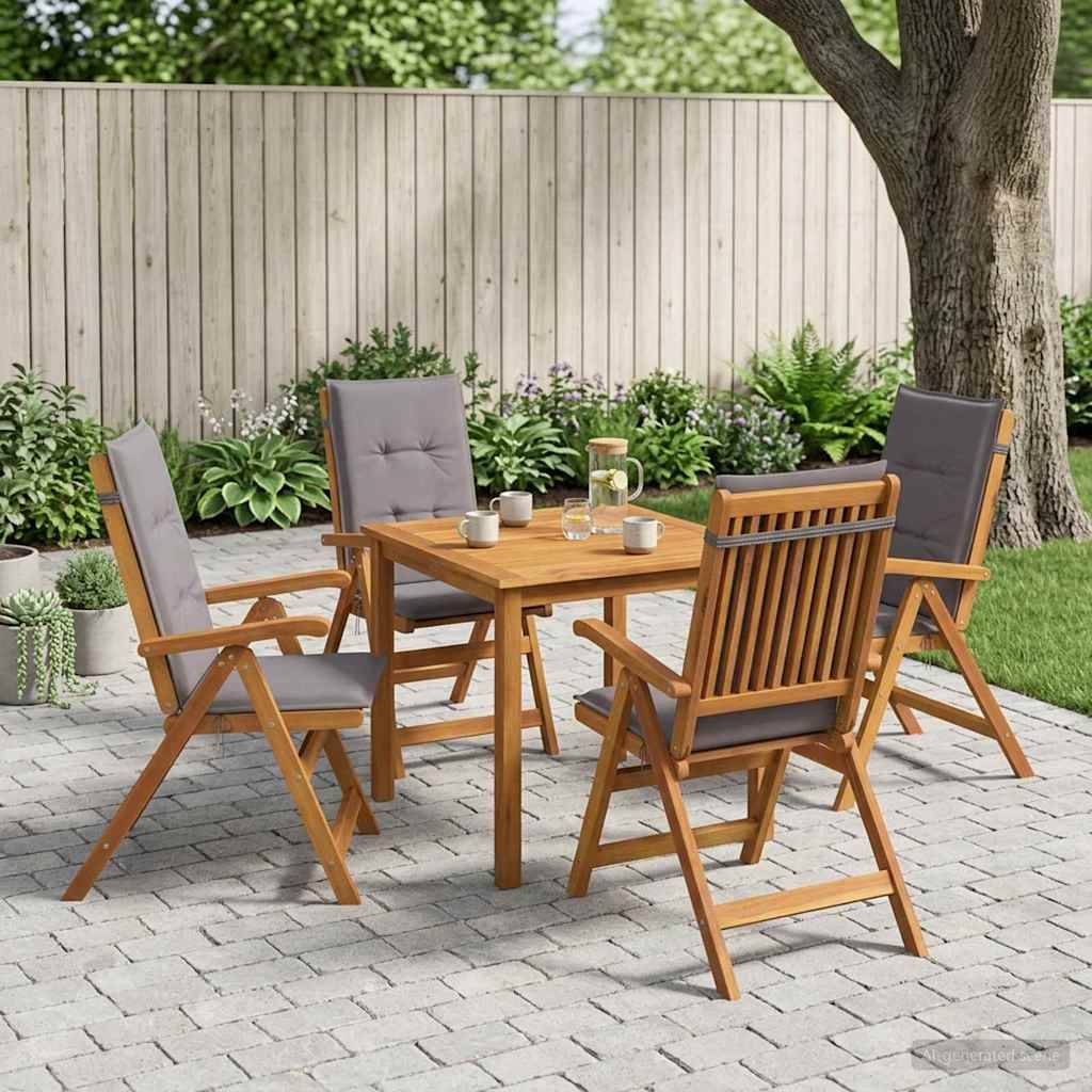 Vier Holz-Gartenstühle um einen quadratischen Patio-Tisch auf einer gepflasterten Terrasse im Hinterhof, mit Kissen und einer Kanne auf der Oberseite.