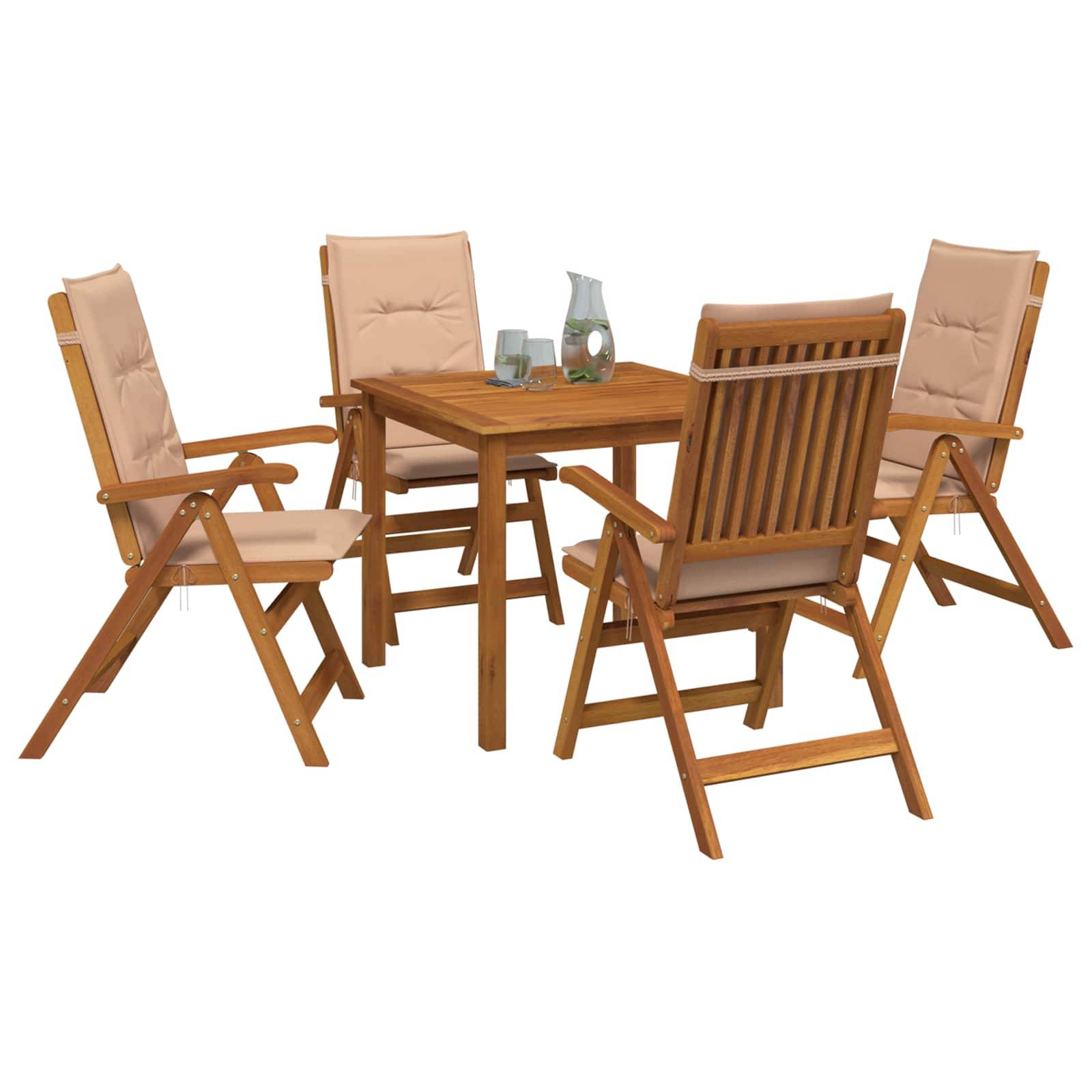 Vier hölzerne Outdoor-Klappstühle um einen quadratischen Tisch herum, mit einem Glas, einer Flasche und einer Kanne oben drauf.