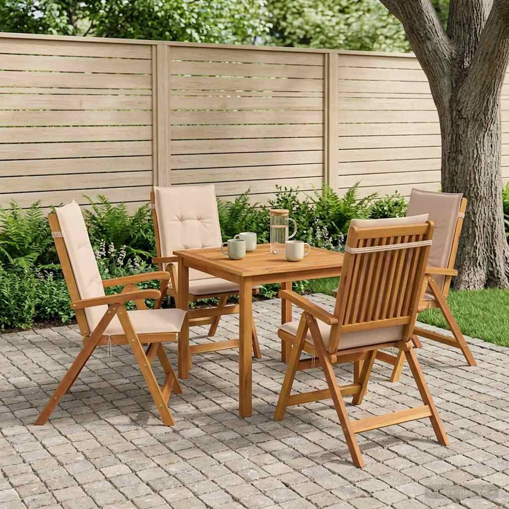 Esszimmergarnitur für die Terrasse mit vier Holzstühlen und einem quadratischen Tisch auf Steinplatten neben einem Zaun und einem Baum.