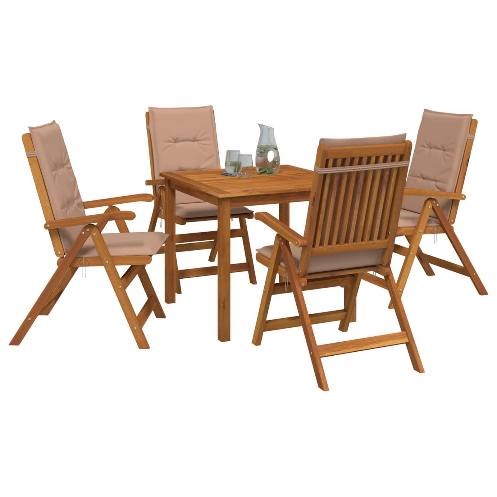 Holzgarnitur für die Terrasse mit einem quadratischen Tisch, vier Klappstühlen und einem Glaskrug sowie Gläsern auf dem Tisch.