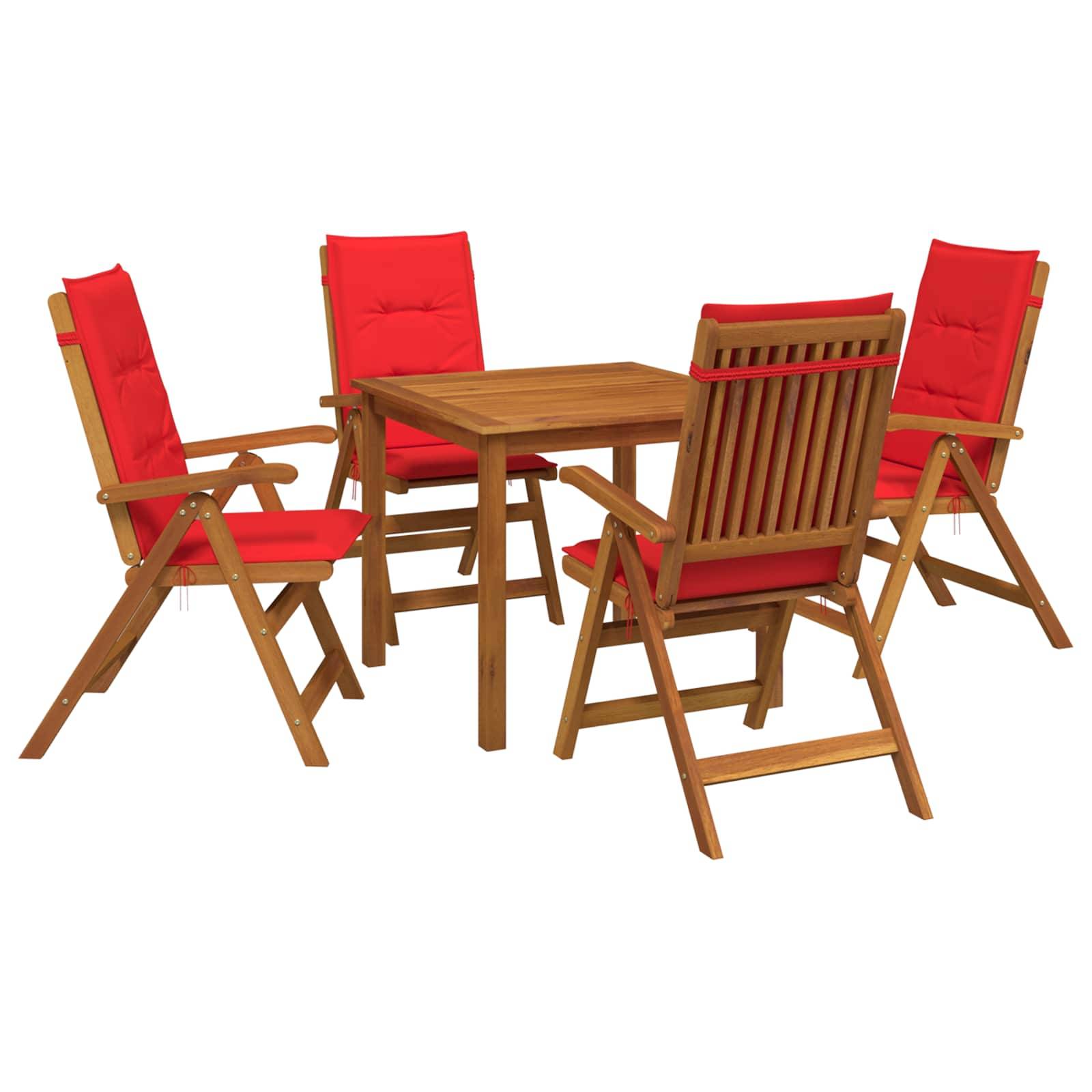 Vier Holzgartenstühle mit roten Kissen, die um einen quadratischen Holztisch auf weißem Hintergrund angeordnet sind.