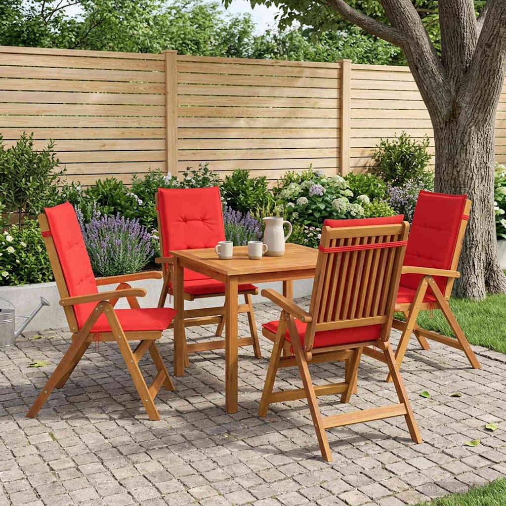 Outdoor-Sitzgarnitur für die Terrasse mit vier Holzstühlen um einen kleinen Tisch, auf einer gepflasterten Gartenterrasse mit roten Kissen, Tassen und einem Krug.