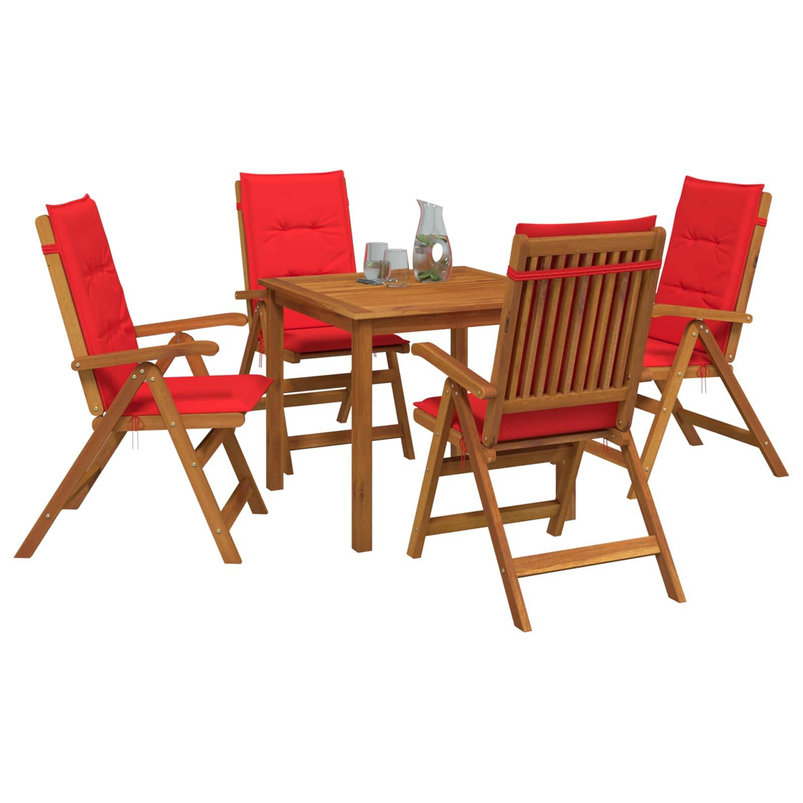 Outdoor-Holz-Terrassenmöbel mit quadratischem Tisch, Glaskrug und Gläsern sowie vier roten gepolsterten Klappstühlen auf weißem Hintergrund.