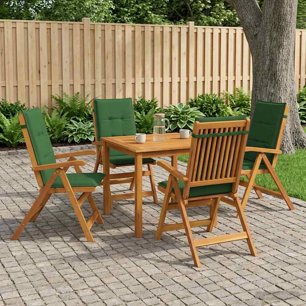 Gartenmöbel-Sitzgruppe für die Terrasse mit vier Holzstühlen, grünen Sitzkissen und einem quadratischen Tisch auf einer Steinpflaster-Terrasse neben einem Zaun und Gartenpflanzen.
