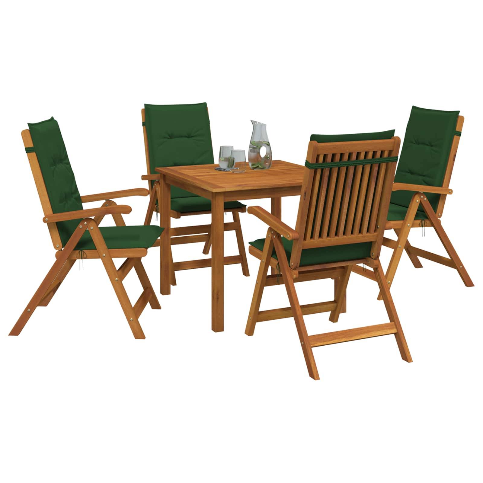 Holzgarnitur für die Terrasse mit vier grünen gepolsterten Klappstühlen und einem kleinen Krug sowie Gläsern auf dem Tisch, freigestellt auf weißem Hintergrund.