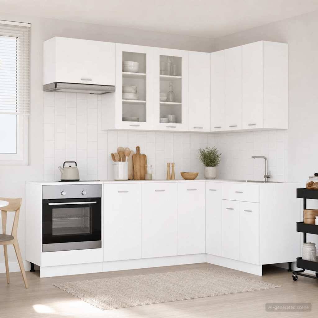 Helle, moderne Küche mit L-förmigen Schränken, integriertem Backofen, Arbeitsplattenzubehör, Spüle, Fenster und hellem Teppich.