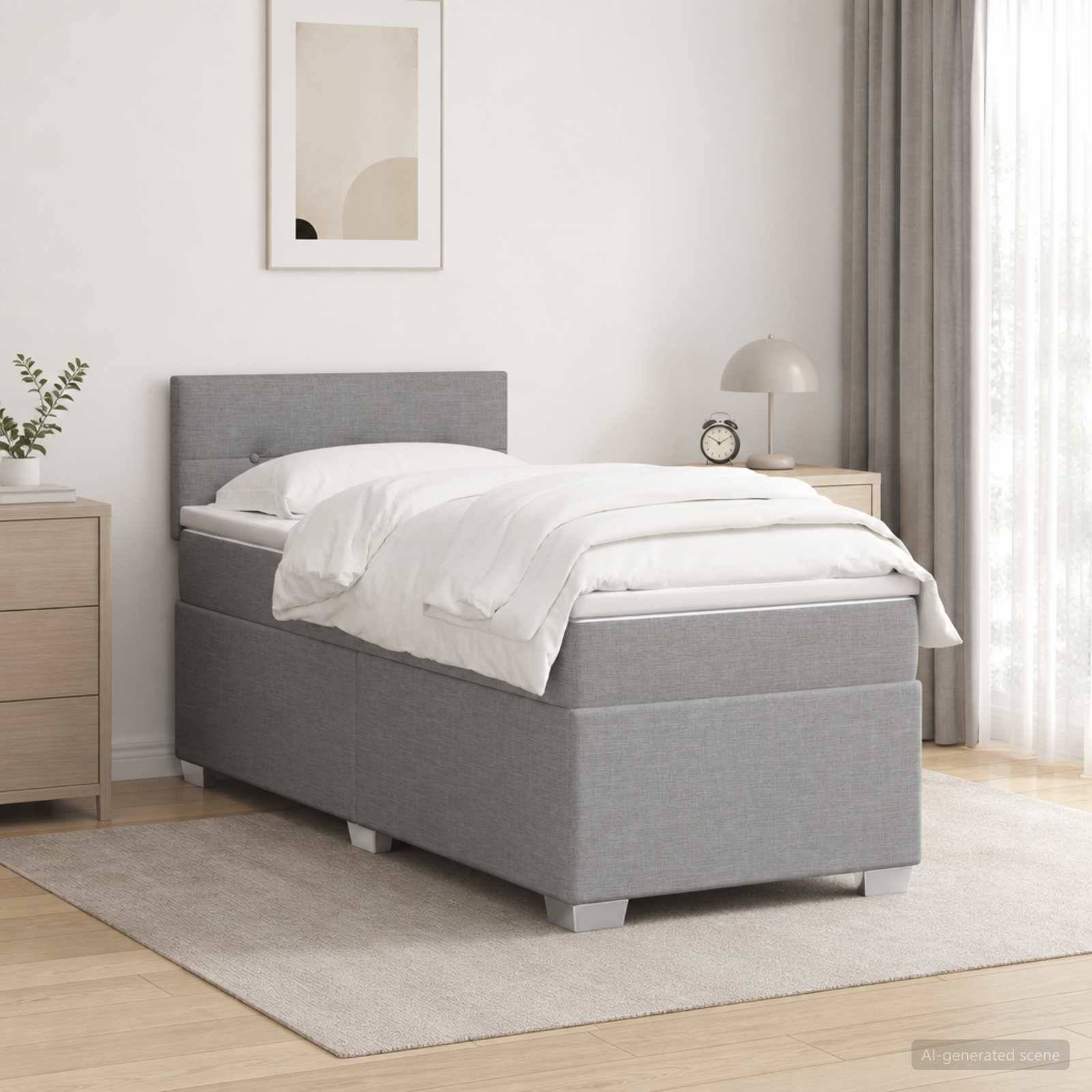 Grau gepolstertes Einzelbett mit weißer Bettwäsche in einem minimalistischen Schlafzimmer, flankiert von Nachttischen, Lampe, Uhr und Fenstervorhang.