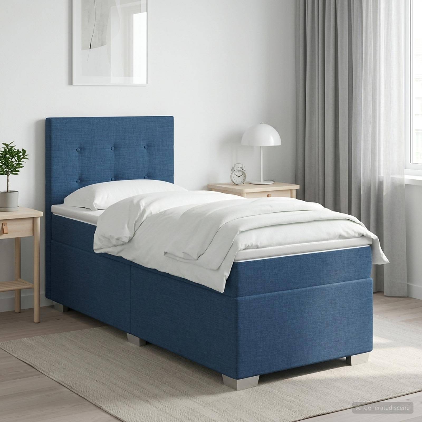 Blaues Einzelbett mit Polsterung und weißer Bettwäsche in einem hellen, minimalistischen Schlafzimmer mit Nachttischen, Lampe, Vorhängen und Teppich.