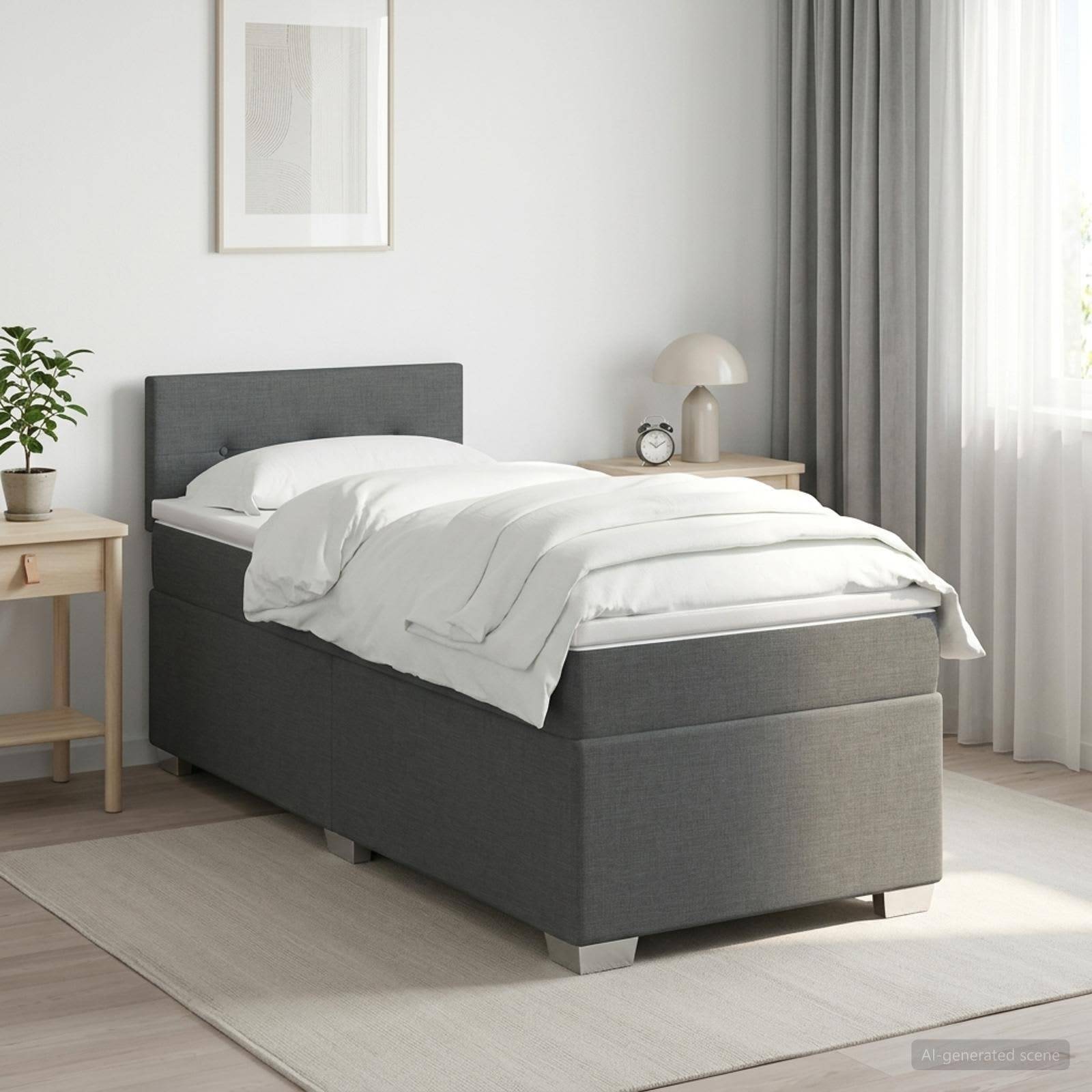 Ein ordentlich gemachtes grau gepolstertes Einzelbett in einem hellen, minimalistischen Schlafzimmer mit Nachttischen, Lampe, Pflanze und transparenten Vorhängen.