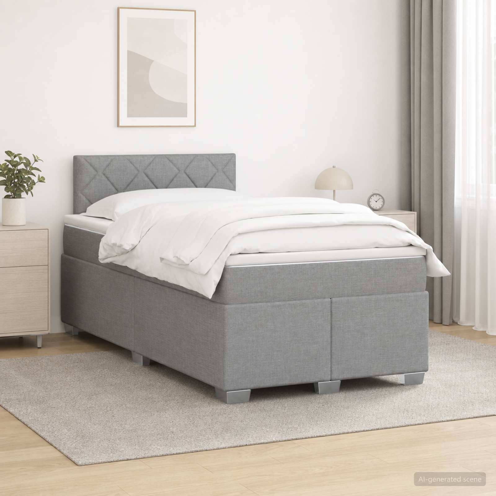 Modernes grau gepolstertes Bett mit weißer Bettwäsche in einem hellen minimalistischen Schlafzimmer, neben einem Nachttisch, einer Lampe, einer Pflanze und Wandkunst.