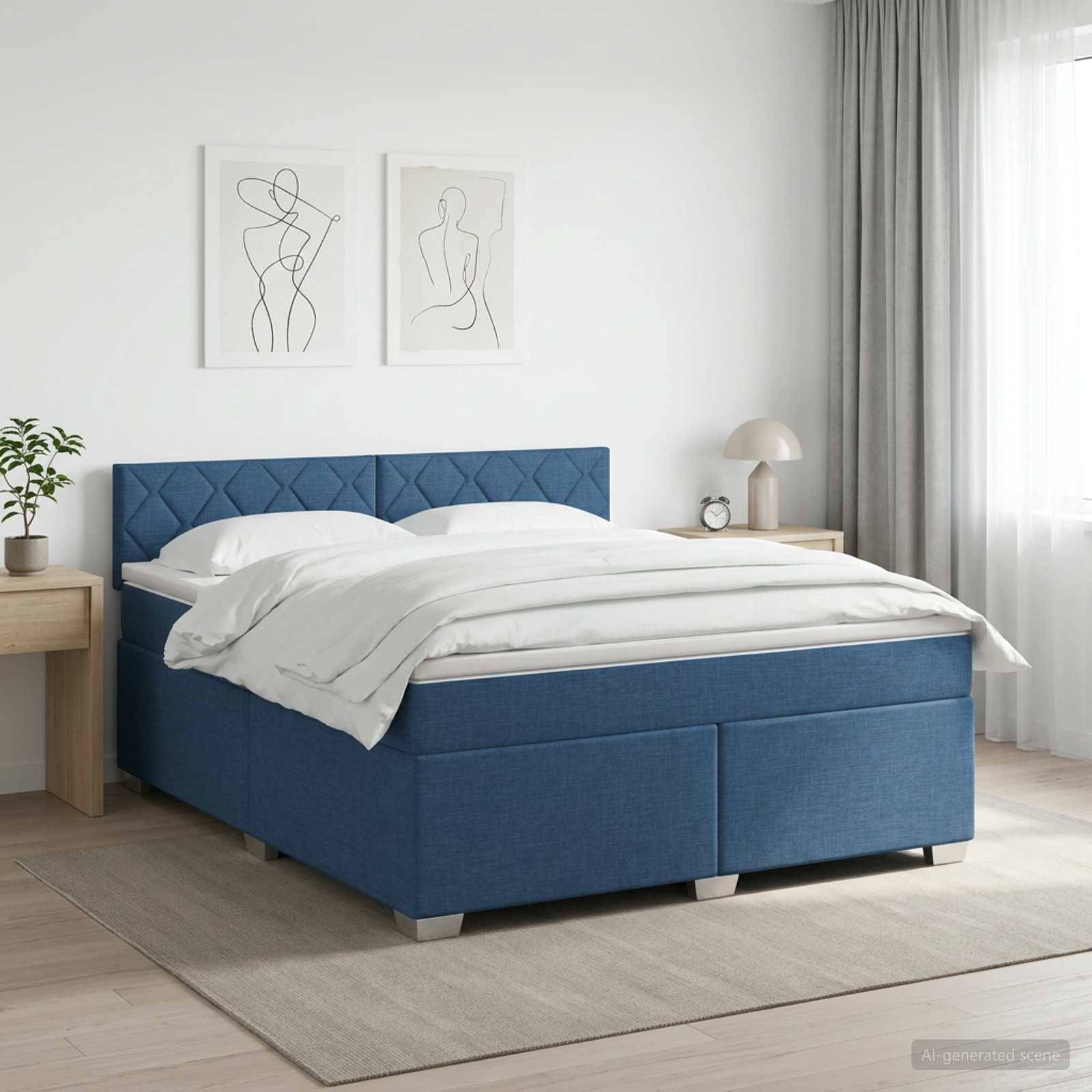 Bett mit blauem Polsterstoff und weißer Bettwäsche in einem hellen, minimalistischen Schlafzimmer neben zwei Nachttischen, Bilderrahmen und transparenten Vorhängen.
