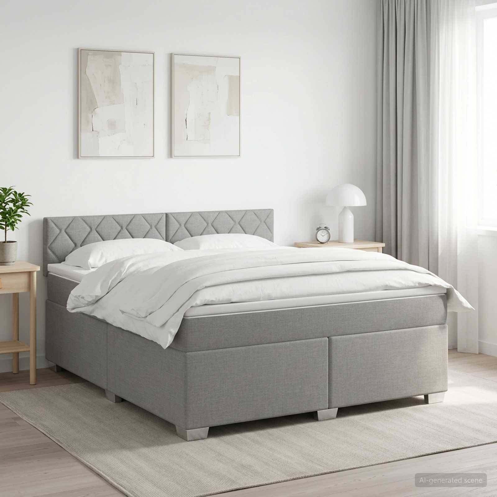 Minimalistisches Schlafzimmer mit einem grau gepolsterten Bett, weißer Bettwäsche, Nachttischen, gerahmten Wandbildern und transparenten Vorhängen im sanften Tageslicht.
