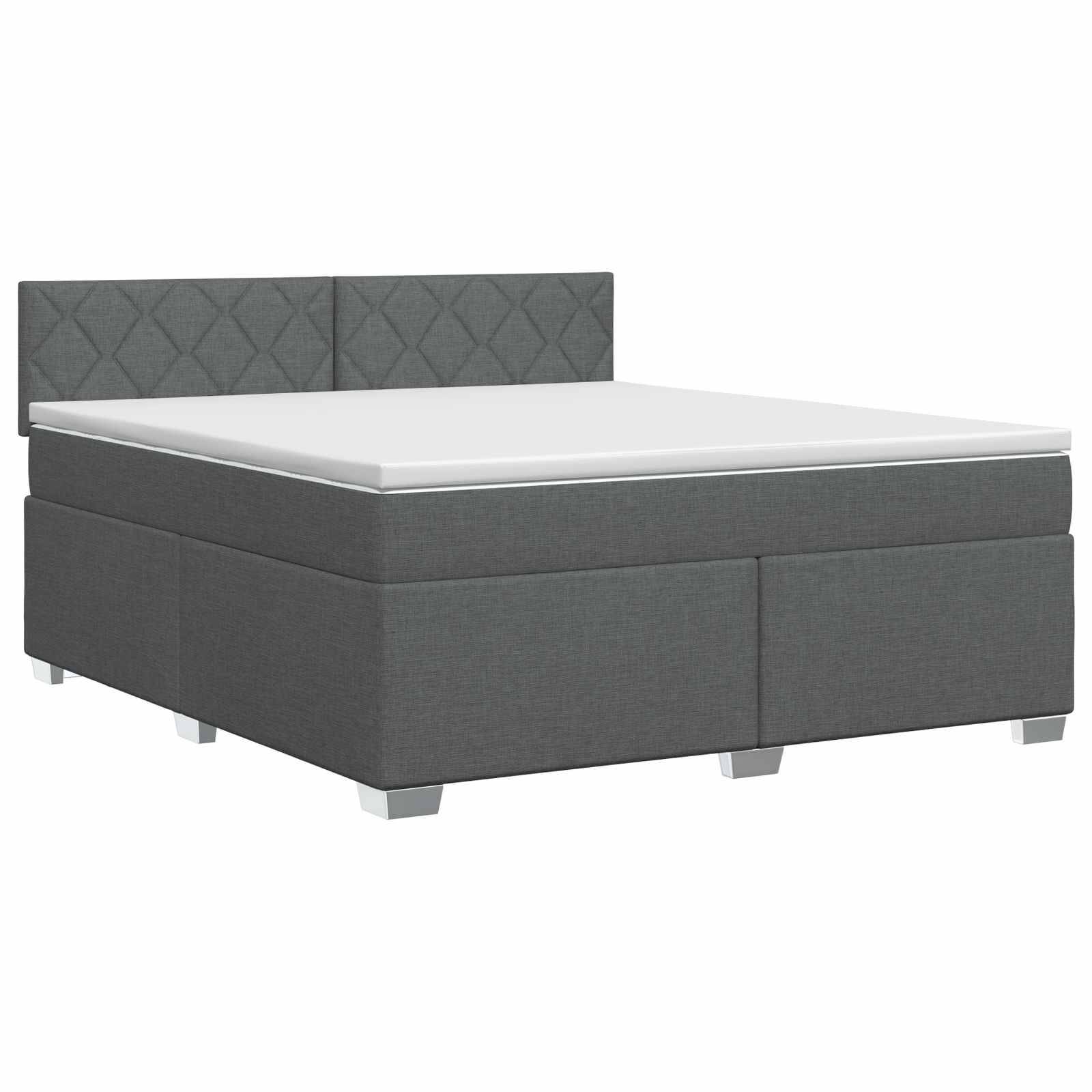 Grau gepolstertes Bett mit weißer Matratze und gestepptem Kopfteil auf einfachem weißem Hintergrund.