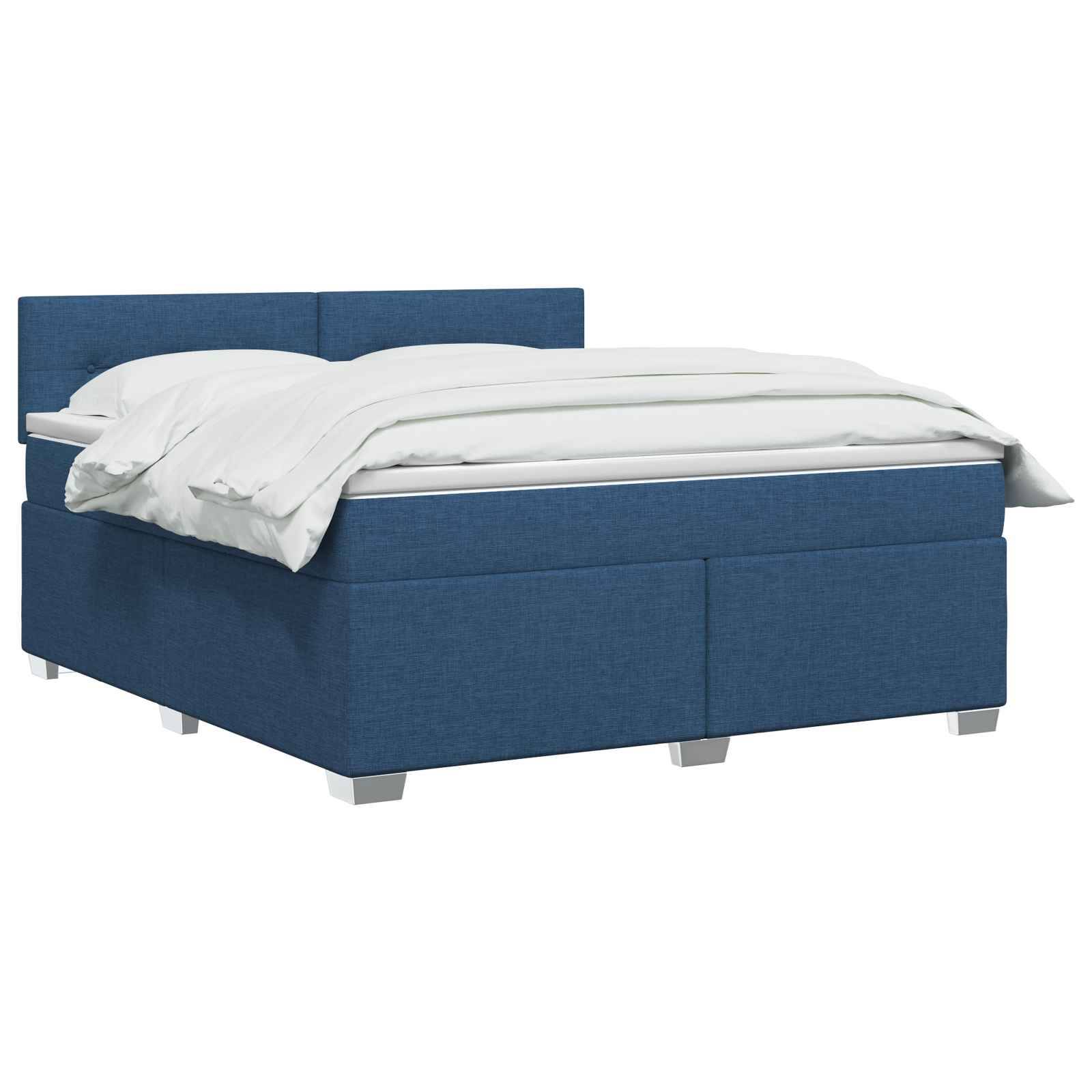 Blaues gepolstertes Bett mit weißer Bettwäsche und Kopfteil auf weißem Hintergrund.