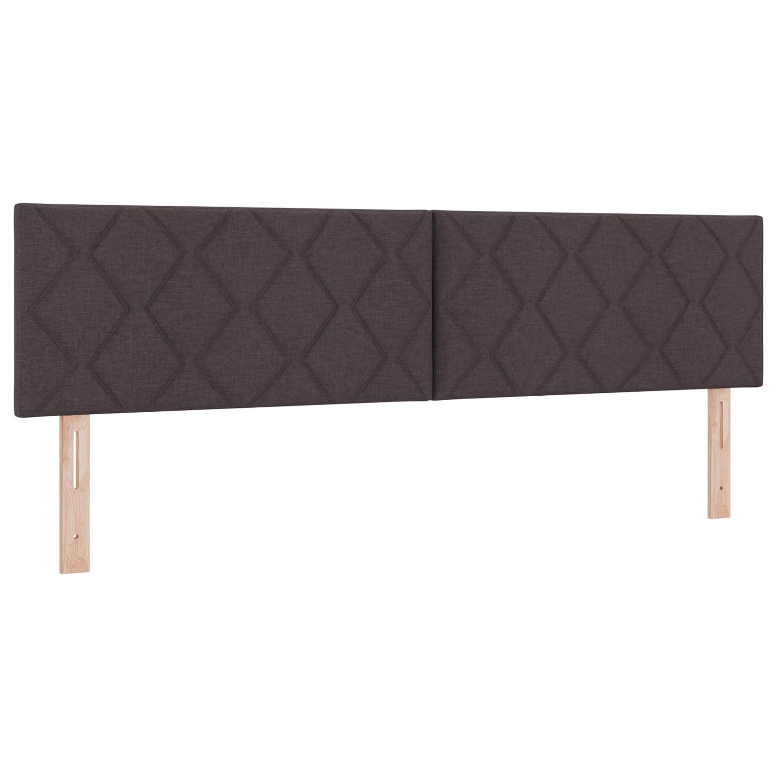 Dunkles gepolstertes Bettkopfteil mit geometrischem Rautenmuster und zwei Stützbeinen aus hellem Holz auf weißem Hintergrund.
