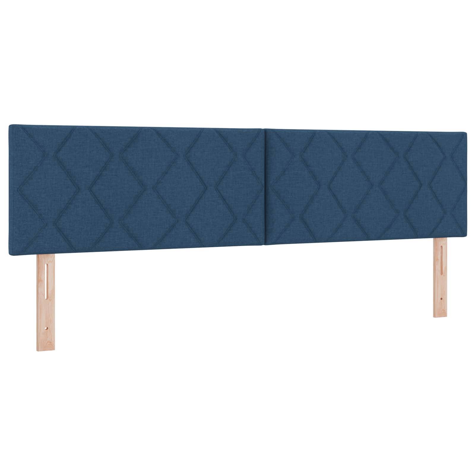 Blaugepolstertes Kopfteil mit geometrischem Muster und zwei hellfarbigen Holzbeinen auf weißem Hintergrund.