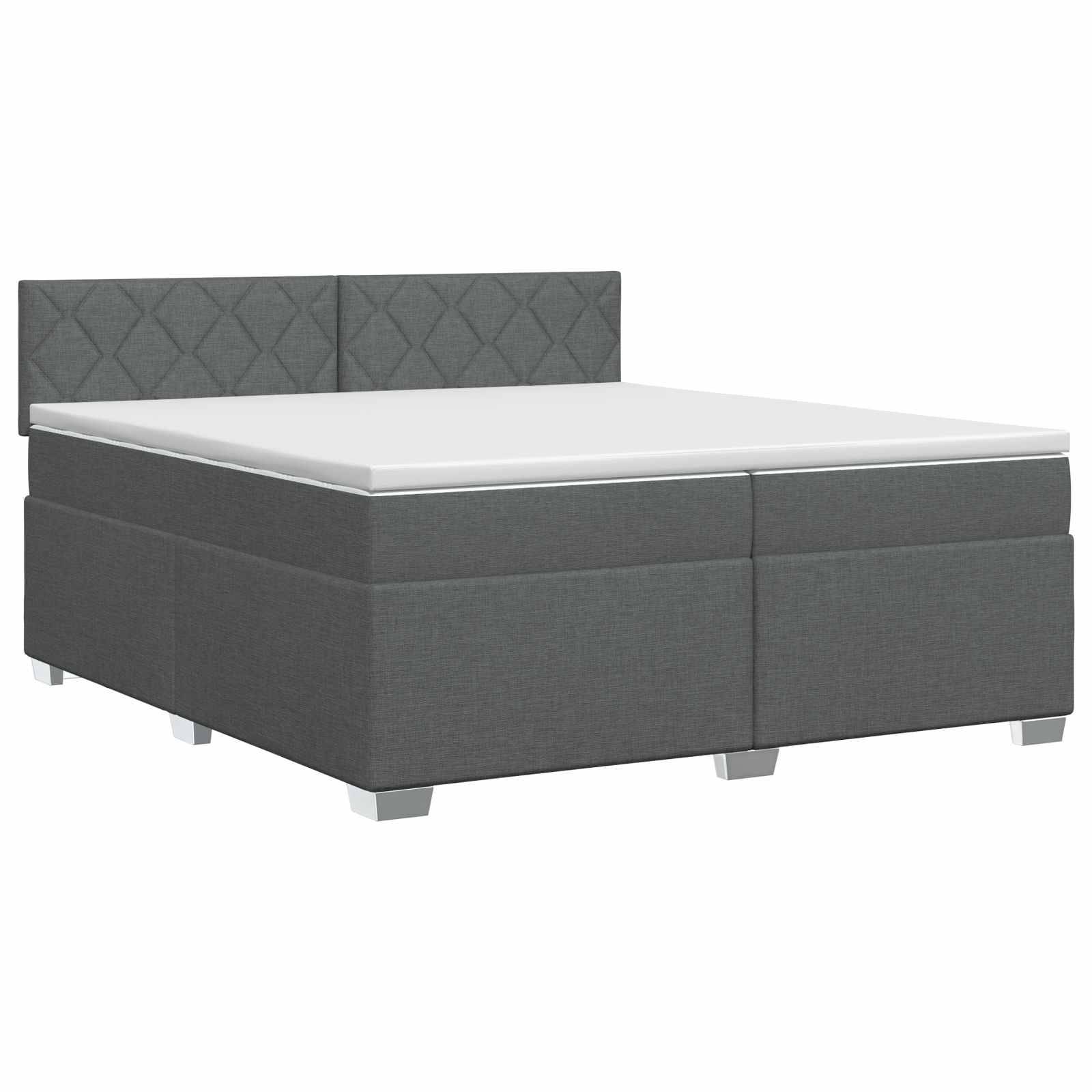 Grau gepolstertes Bett mit Matratze und gepolstertem geometrischem Kopfteil auf weißem Hintergrund.