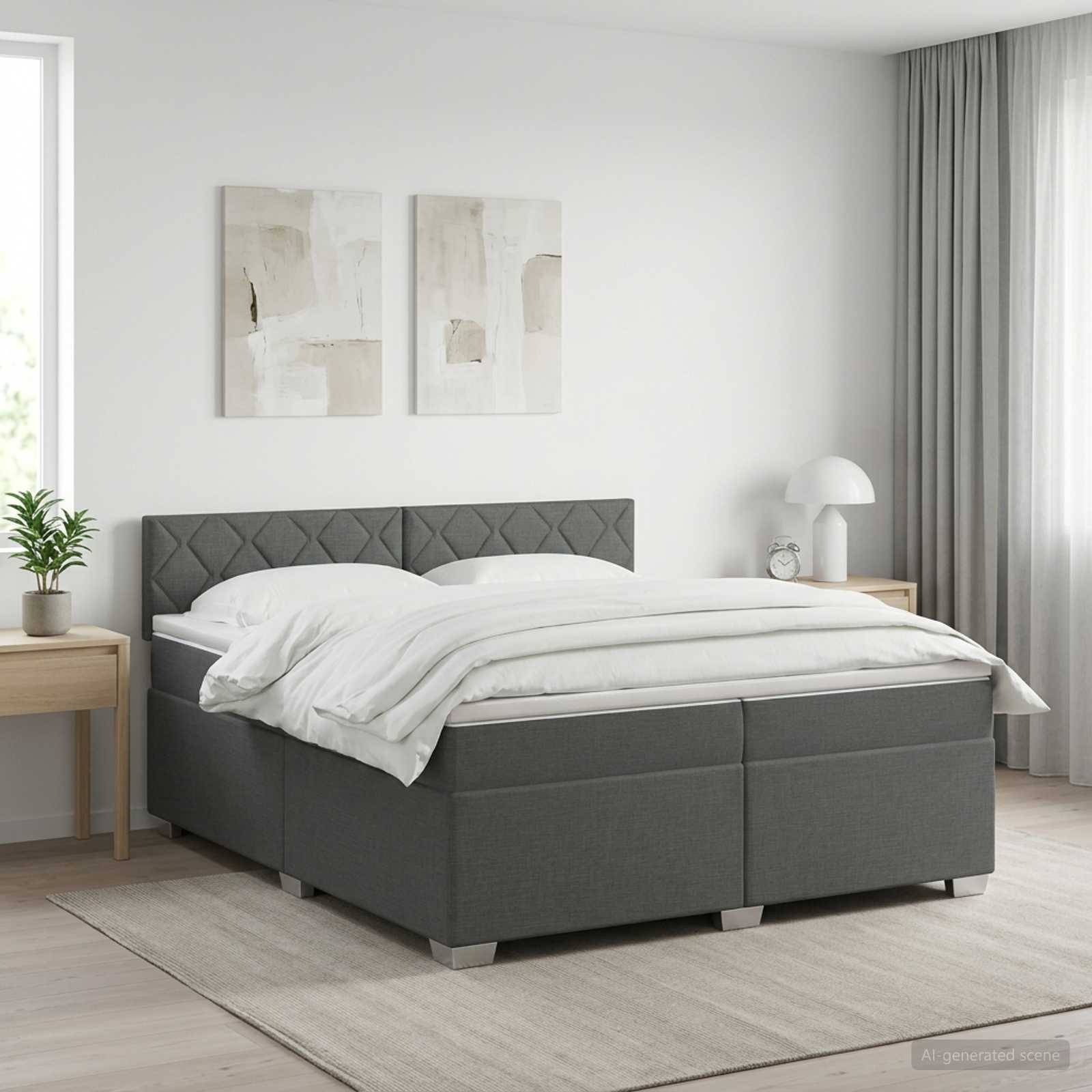 Modernes Schlafzimmer mit grauem Polsterbett, weißer Bettwäsche, Nachttischen, abstrakter Wandkunst, Lampe, Pflanze und raumhohen Vorhängen.