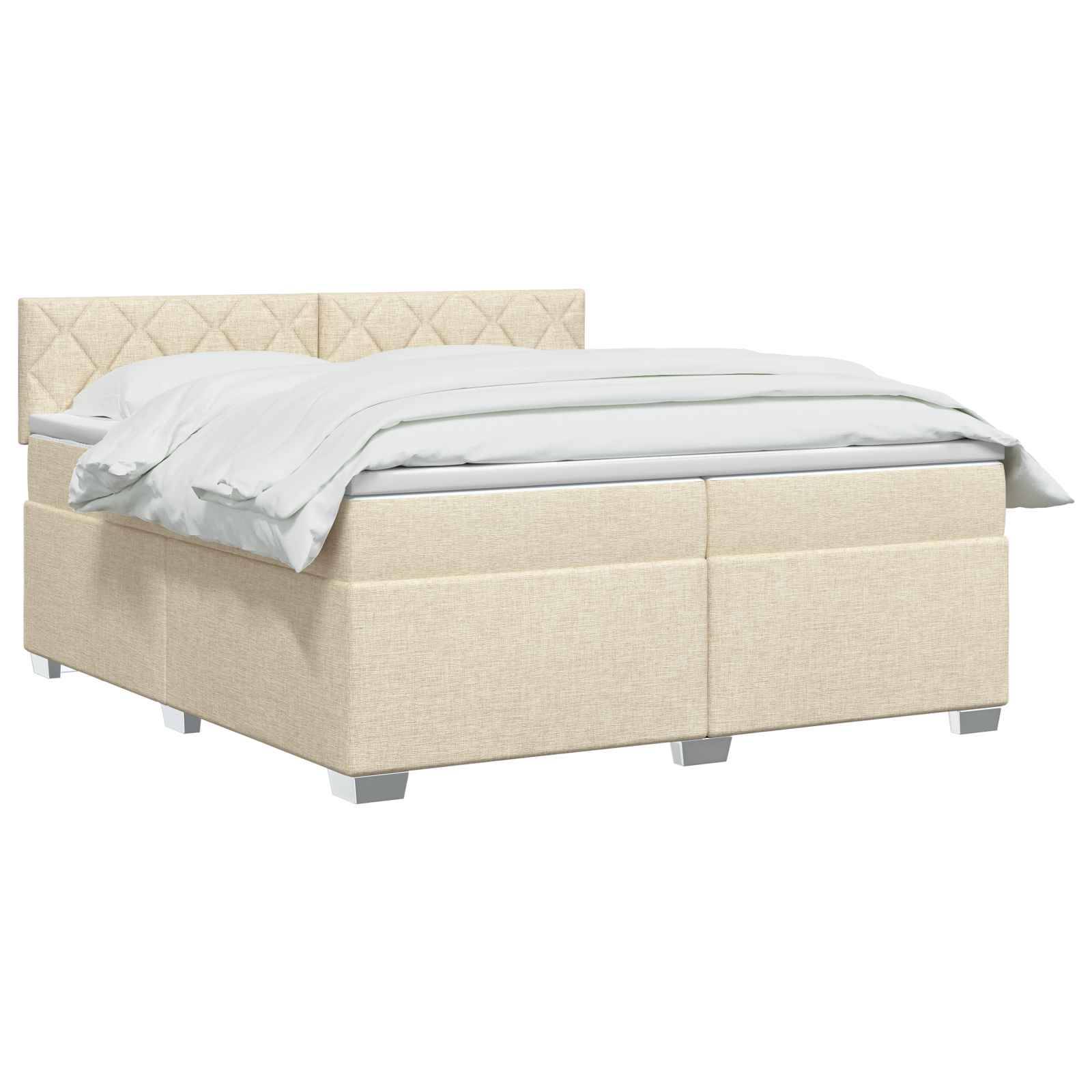 Beige gepolstertes Bett mit gepolstertem, gestepptem Kopfteil und weißer Bettwäsche auf weißem Hintergrund.