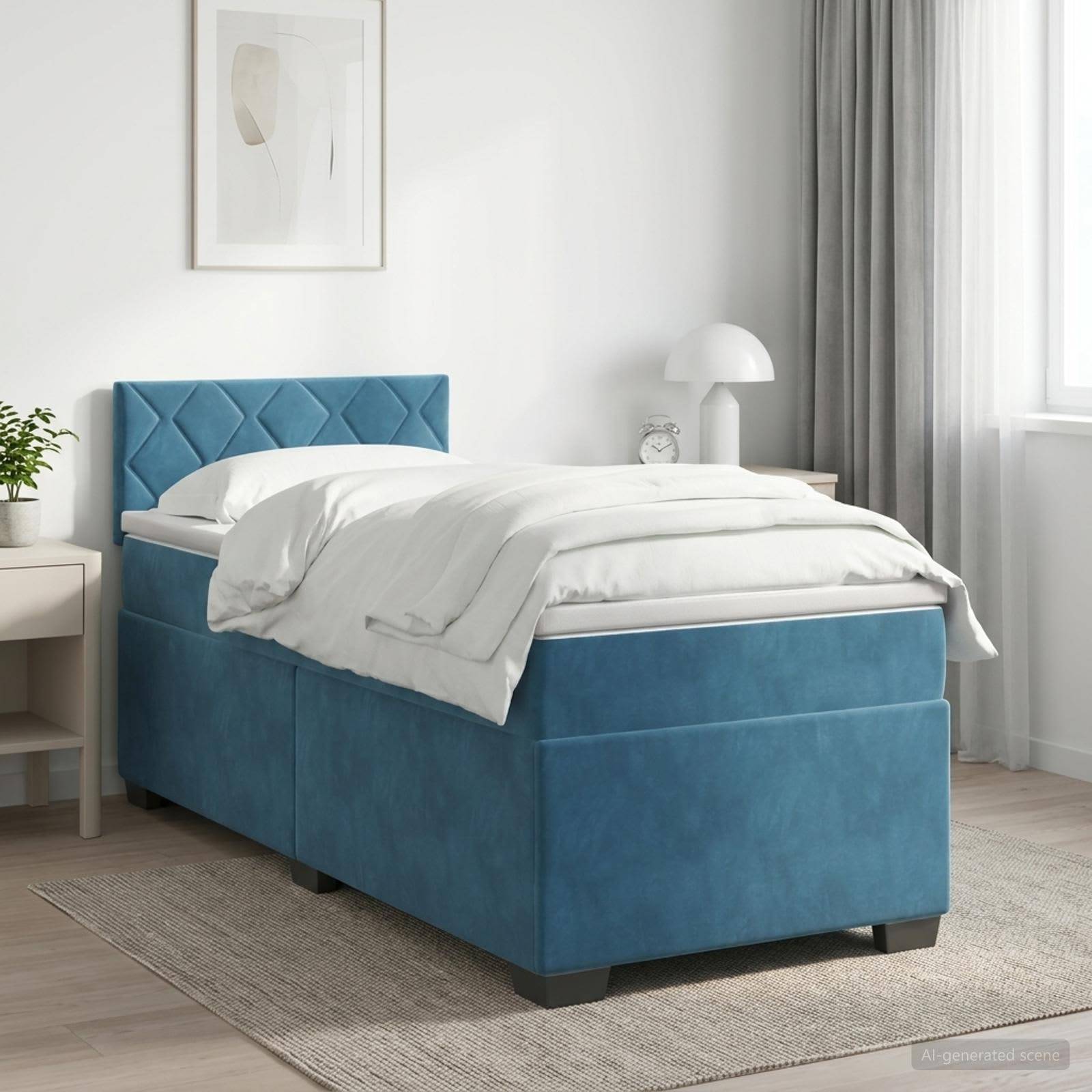 Ein blau gepolstertes Einzelbett mit weißer Bettwäsche in einem hellen, minimalistischen Schlafzimmer neben einem kleinen Nachttisch, einer Lampe und einem Fenster.