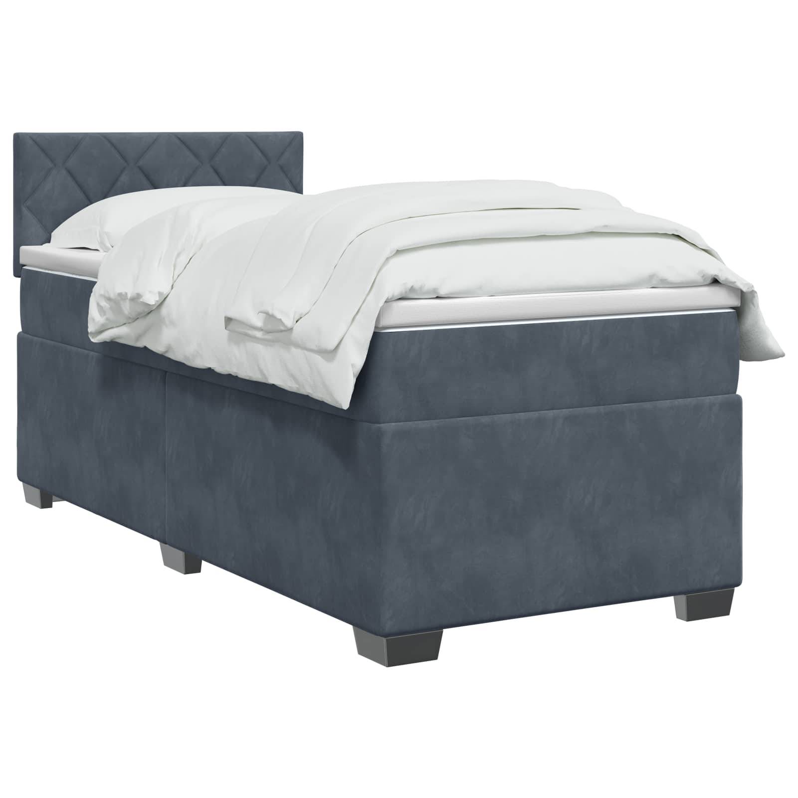 Bett mit blauem Polsterstoff, gestepptem Kopfteil und weißer Bettwäsche auf weißem Hintergrund.