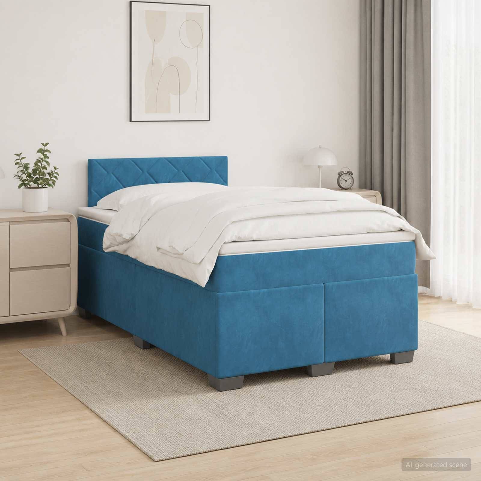 Modernes Schlafzimmer mit einem blaugepolsterten Bett, weißer Bettwäsche, Nachttischen, Lampe, Pflanze, gerahmtem Wandkunstwerk und leichten Vorhängen.