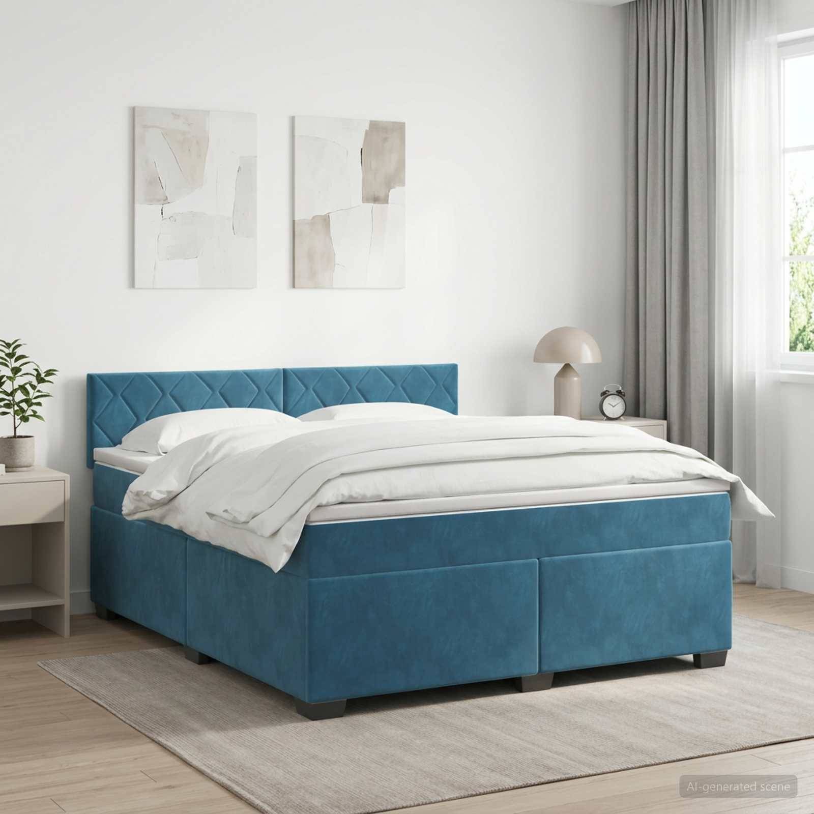 Ein modernes Schlafzimmer mit einem blaugepolsterten Bett, das mit weißer Bettwäsche bezogen ist, neben einem Fenster mit grauen Vorhängen und einfacher Wandkunst.