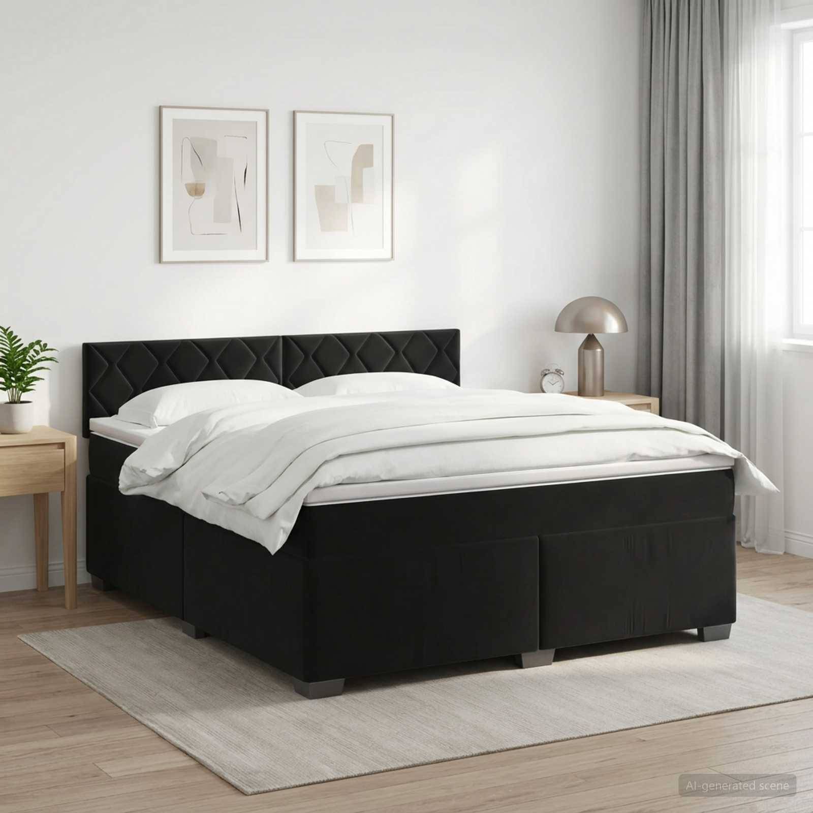 Modernes Schlafzimmer mit einem schwarzen gepolsterten Bett, weißer Bettwäsche, zwei gerahmten Drucken, Nachttischen, einer Lampe und einem großen Fenster mit Vorhängen.