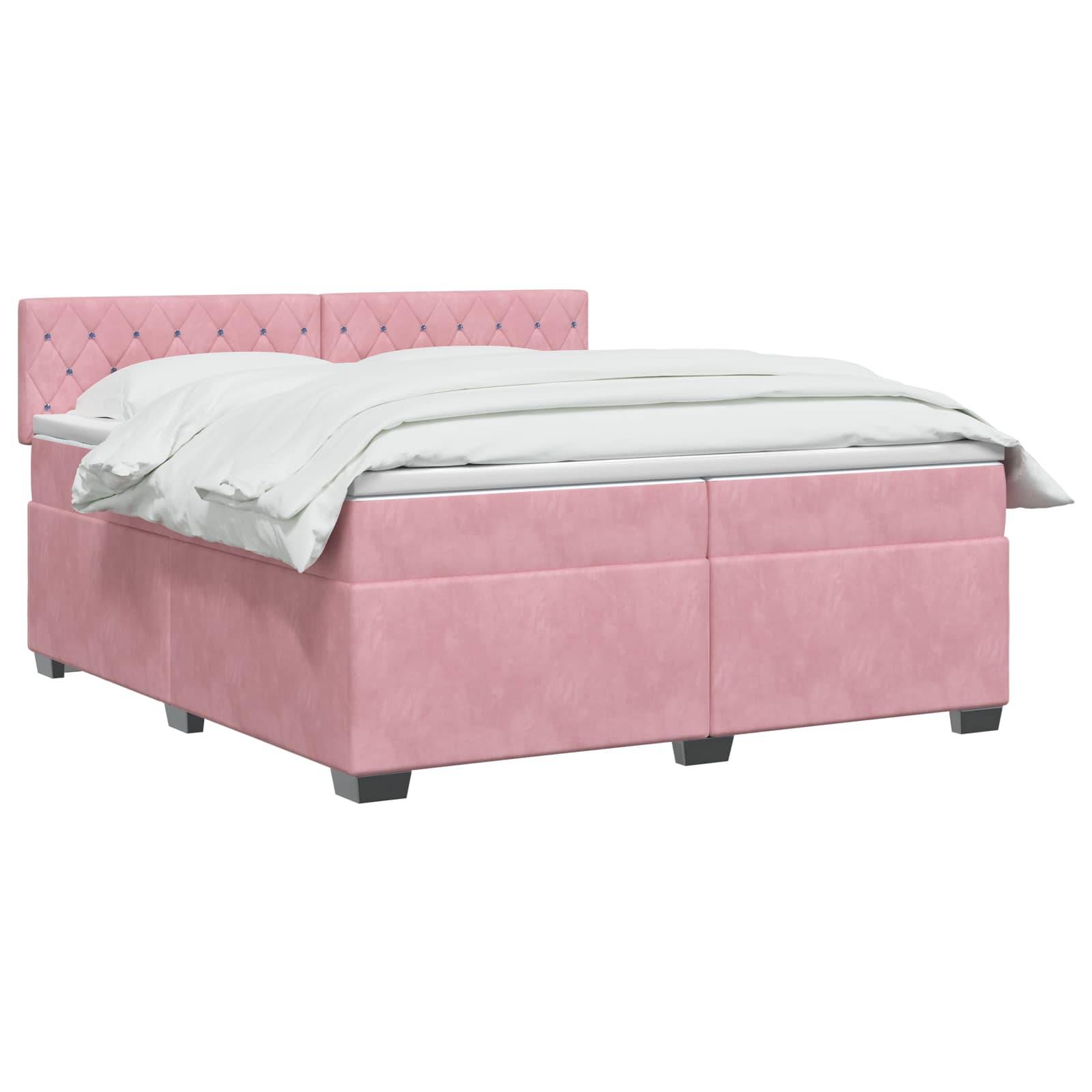 Rosa gepolstertes Bett mit gestepptem Kopfteil und weißer Bettwäsche auf weißem Hintergrund.