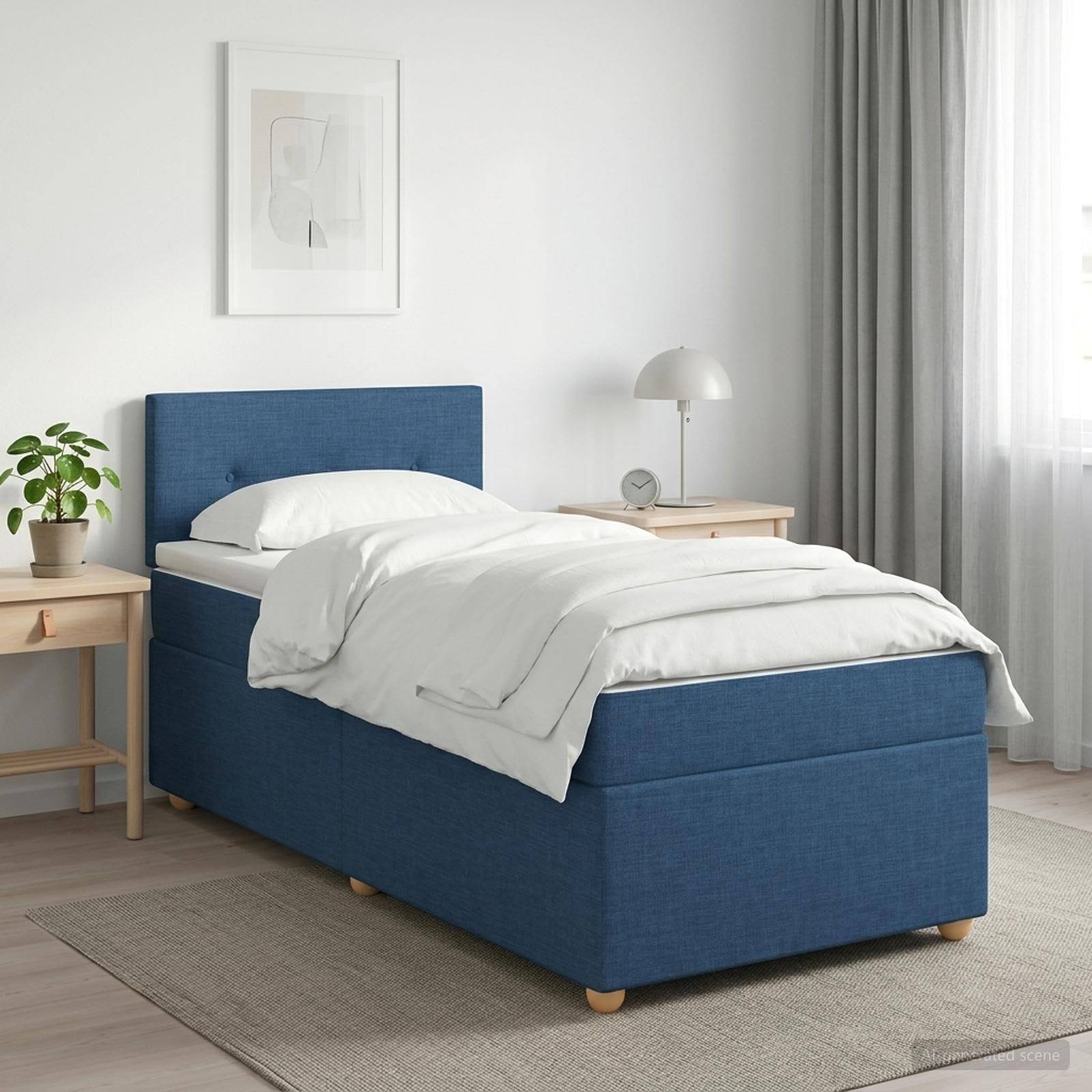 Ein ordentlich gemachtes, blau gepolstertes Einzelbett in einem hellen, minimalistischen Schlafzimmer mit Nachttischen, Lampe, Pflanze und Vorhängen.