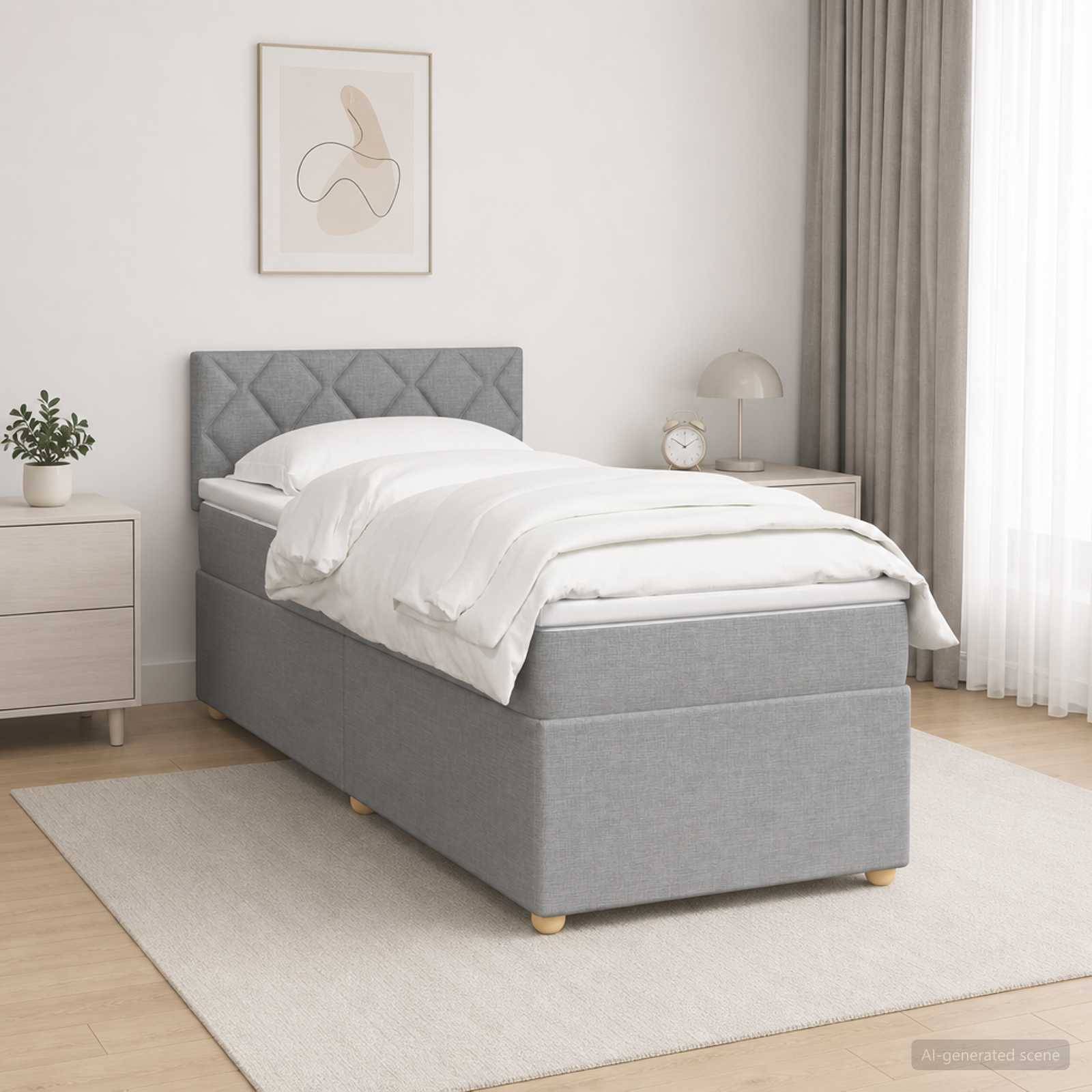 Ein ordentlich gemachtes, grau gepolstertes Einzelbett in einem hellen, minimalistischen Schlafzimmer mit Nachttischen, Lampe, Pflanze, Teppich und gerahmter Wandkunst.
