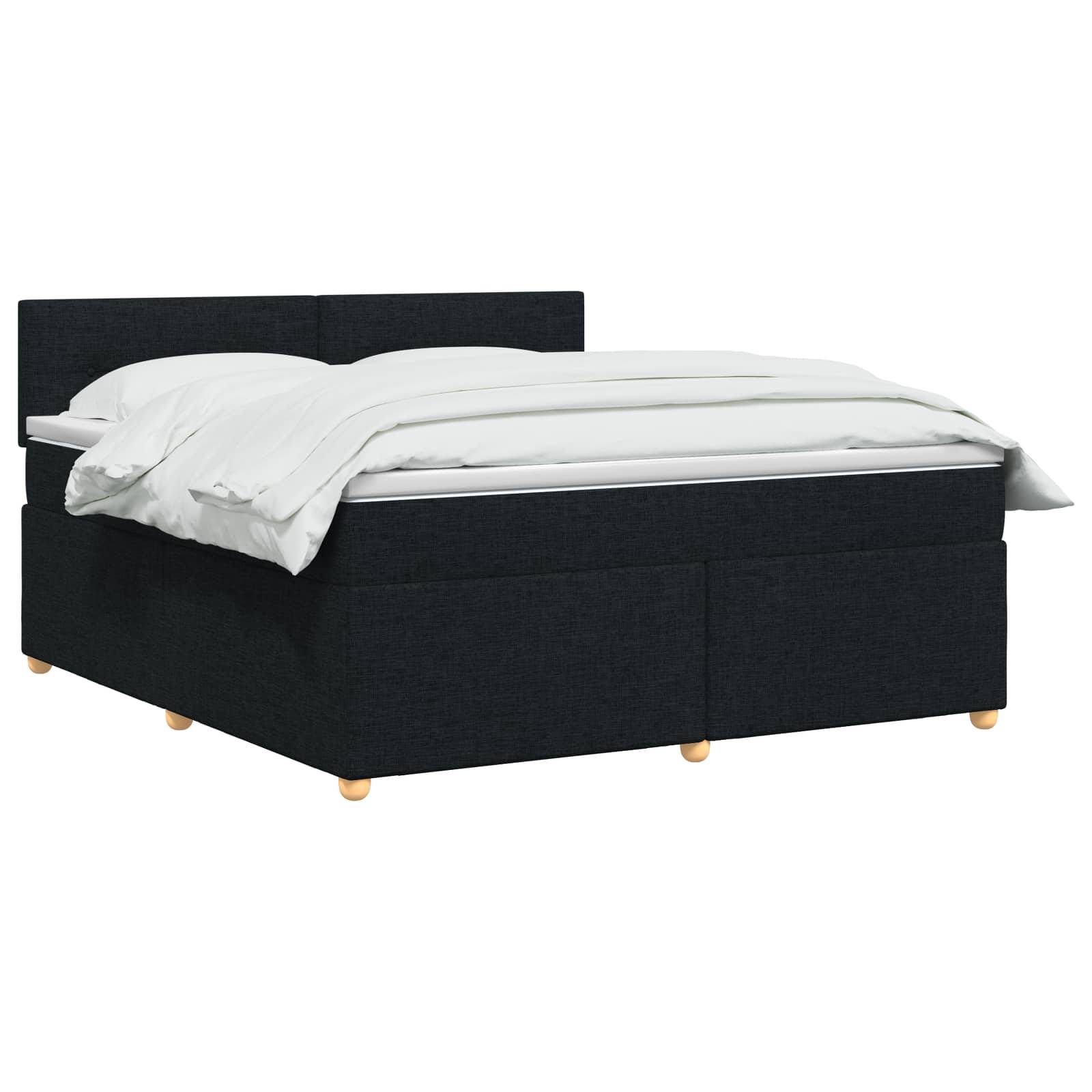 Schwarzes gepolstertes Bett mit weißer Bettwäsche auf einfachem weißem Hintergrund.