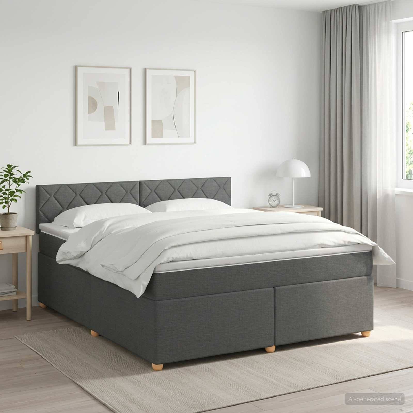 Modernes Schlafzimmer mit einem grau gepolsterten Bett, ausgestattet mit weißer Bettwäsche, flanked von Nachttischen, gerahmten Wandgemälden und einem Fenster mit Vorhängen.