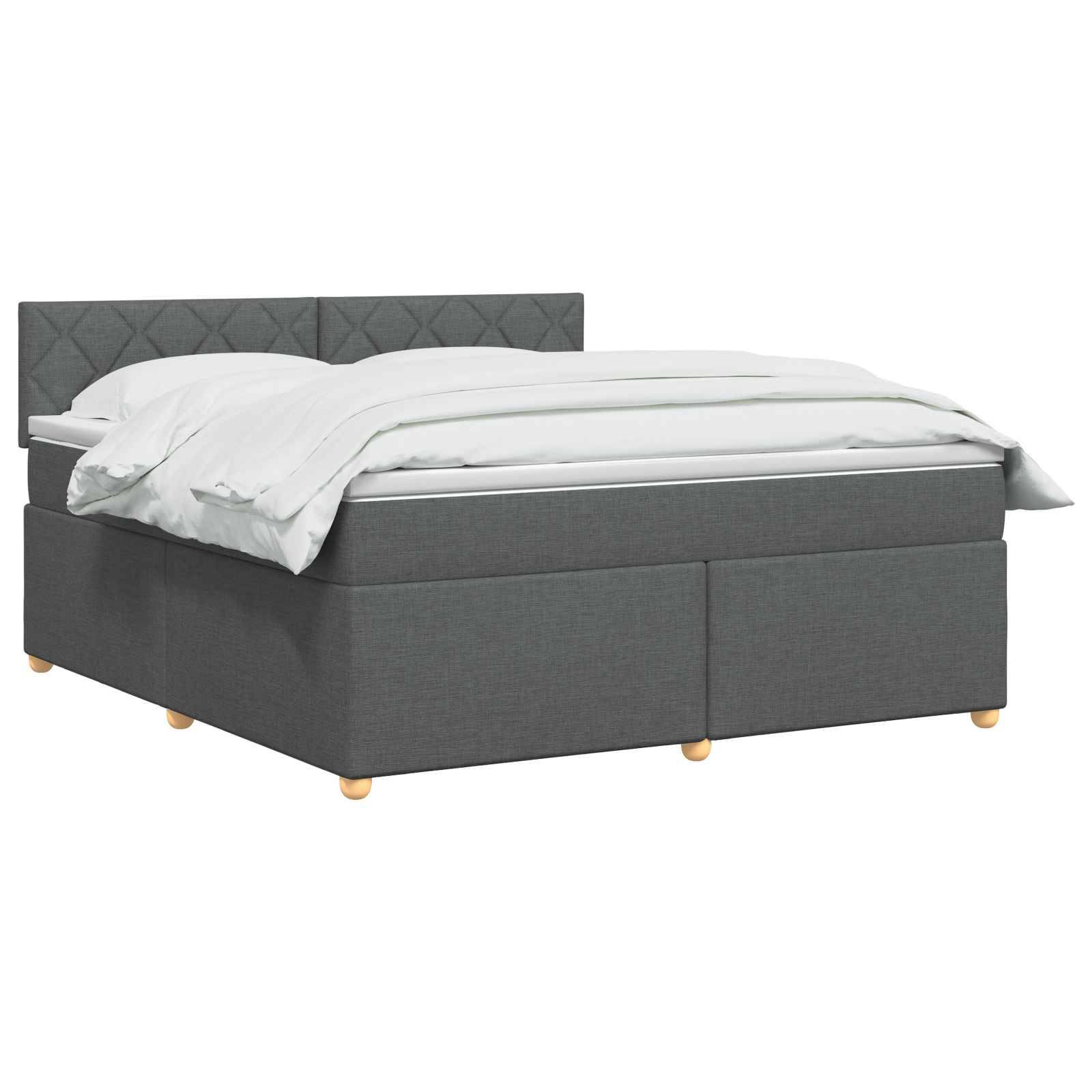 Grau gepolstertes Bett mit gestepptem Kopfteil, weiße Bettwäsche und Speicherbasis auf weißem Hintergrund.