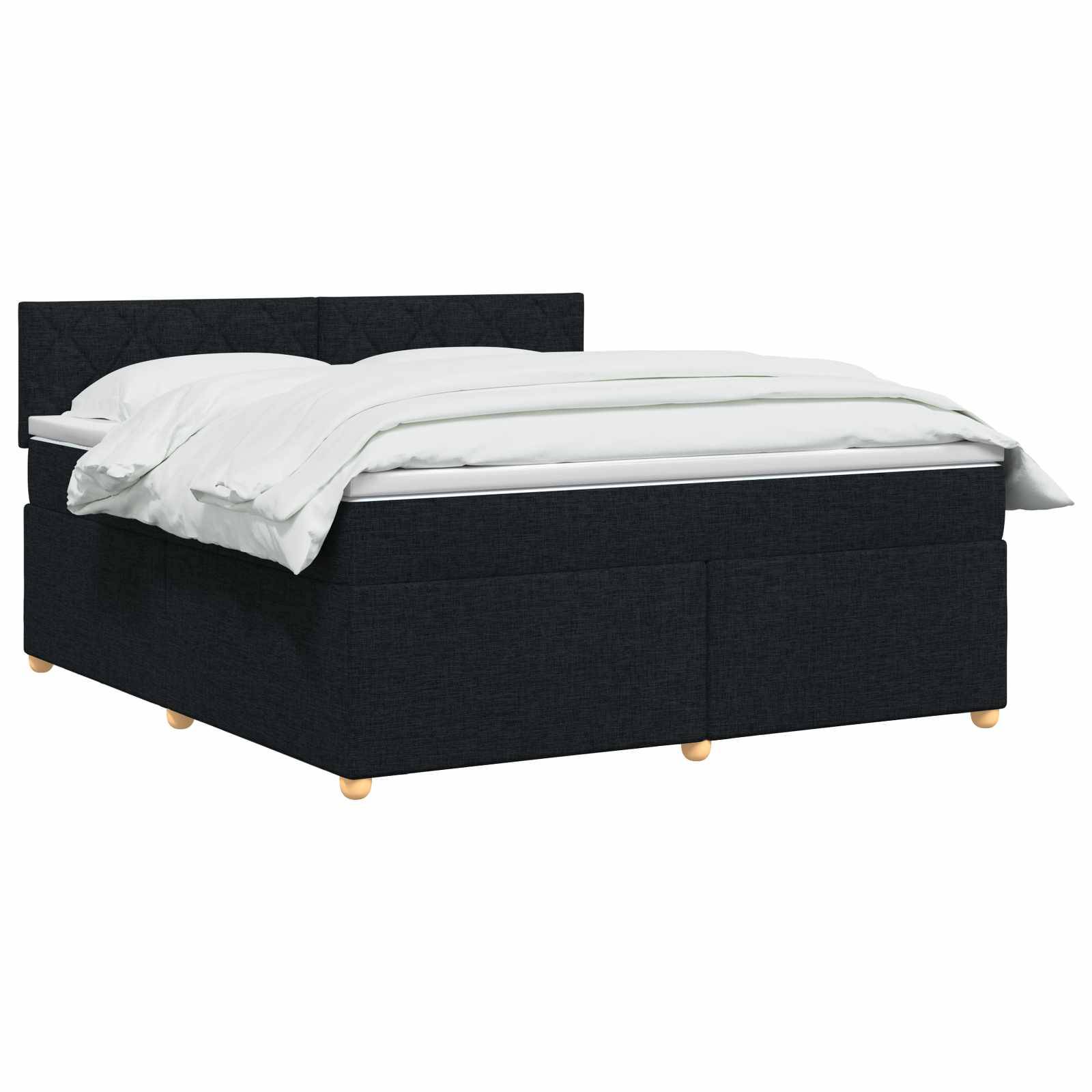 Schwarzes, gepolstertes Bett mit weißer Bettwäsche auf weißem Hintergrund.