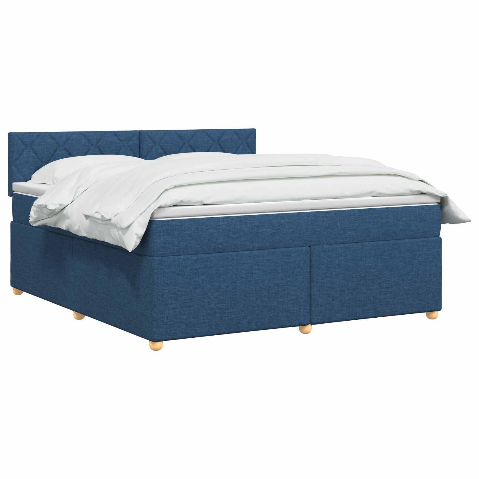 Blau gepolstertes Bett mit weißer Bettwäsche und gepolstertem Kopfteil auf weißem Hintergrund.