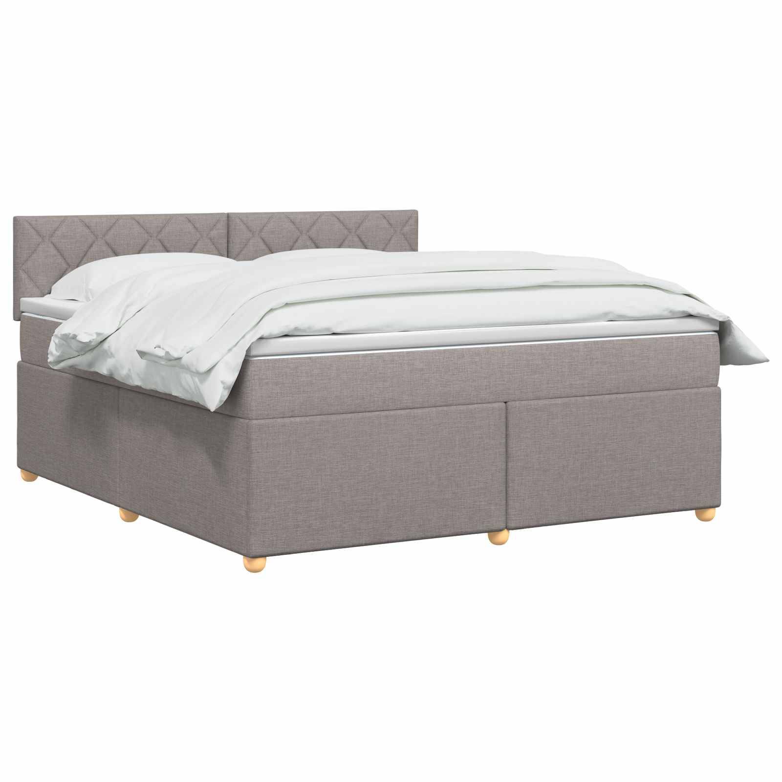 Grau gepolstertes Bett mit weißer Bettwäsche und gestepptem Kopfteil auf weißem Hintergrund.