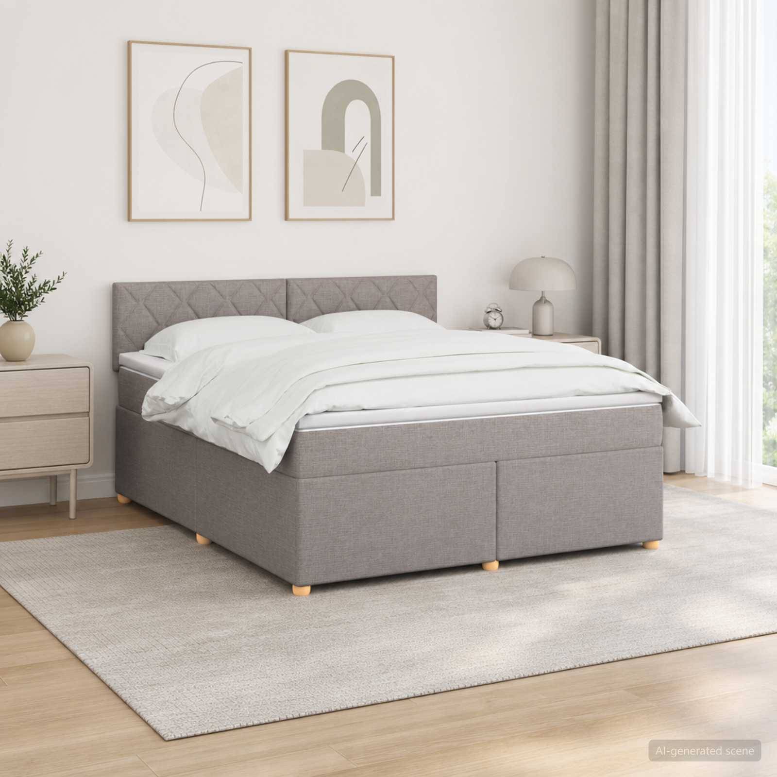 Minimalistisches Schlafzimmer mit einem grau gepolsterten Bett, weißer Bettwäsche, Nachttisch, gerahmter Wandkunst und leichten Vorhängen an einem Fenster.