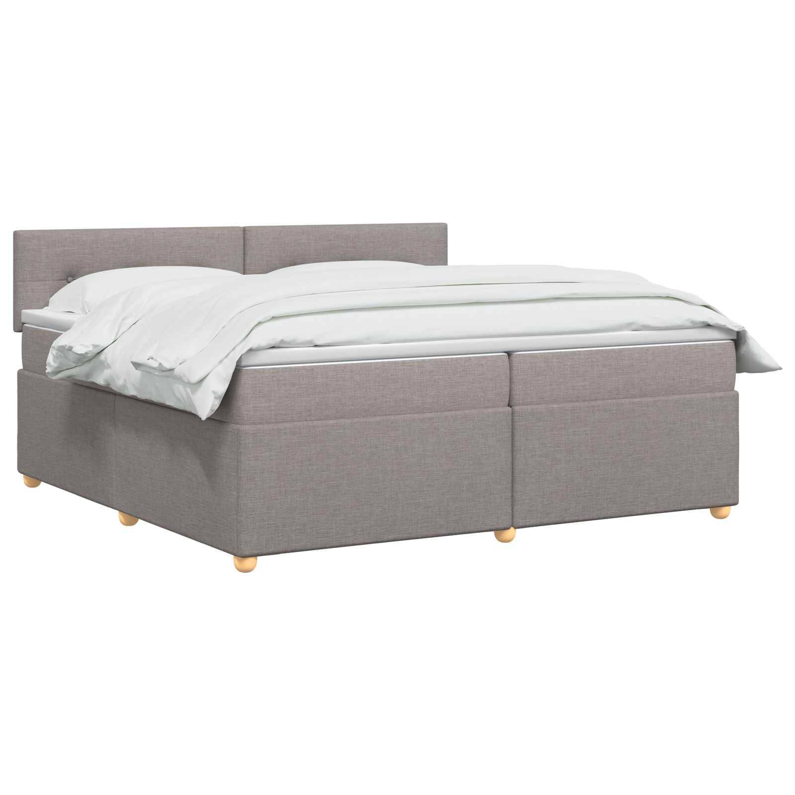 Grau gepolstertes Bett mit Stauraum, niedriges Kopfteil, weiße Bettwäsche und Holzfüße auf weißem Hintergrund.