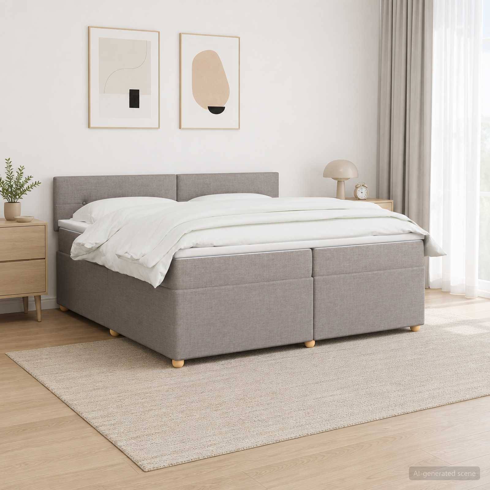 Minimalistisches Schlafzimmer mit einem grau gepolsterten Bett, weißer Bettwäsche, Nachttischen, gerahmten Wandbildern und einem beigen Teppich in einem hellen, neutralen Raum.