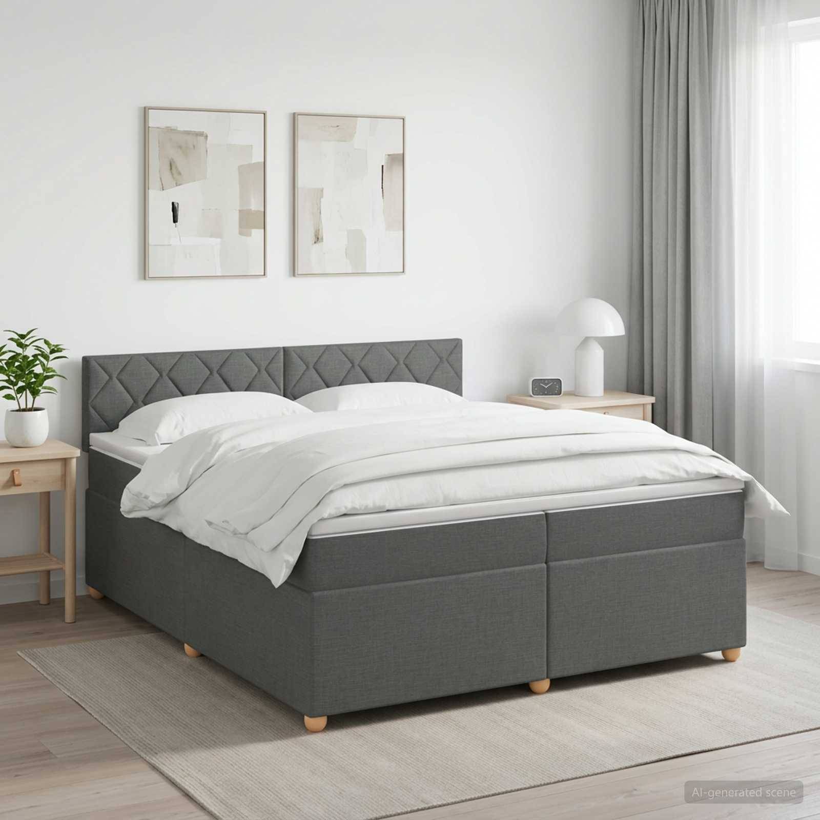 Modernes grau gepolstertes Bett mit weißer Bettwäsche in einem hellen minimalistischen Schlafzimmer, flankiert von zwei Nachttischen, Wandkunst und transparenten Vorhängen.