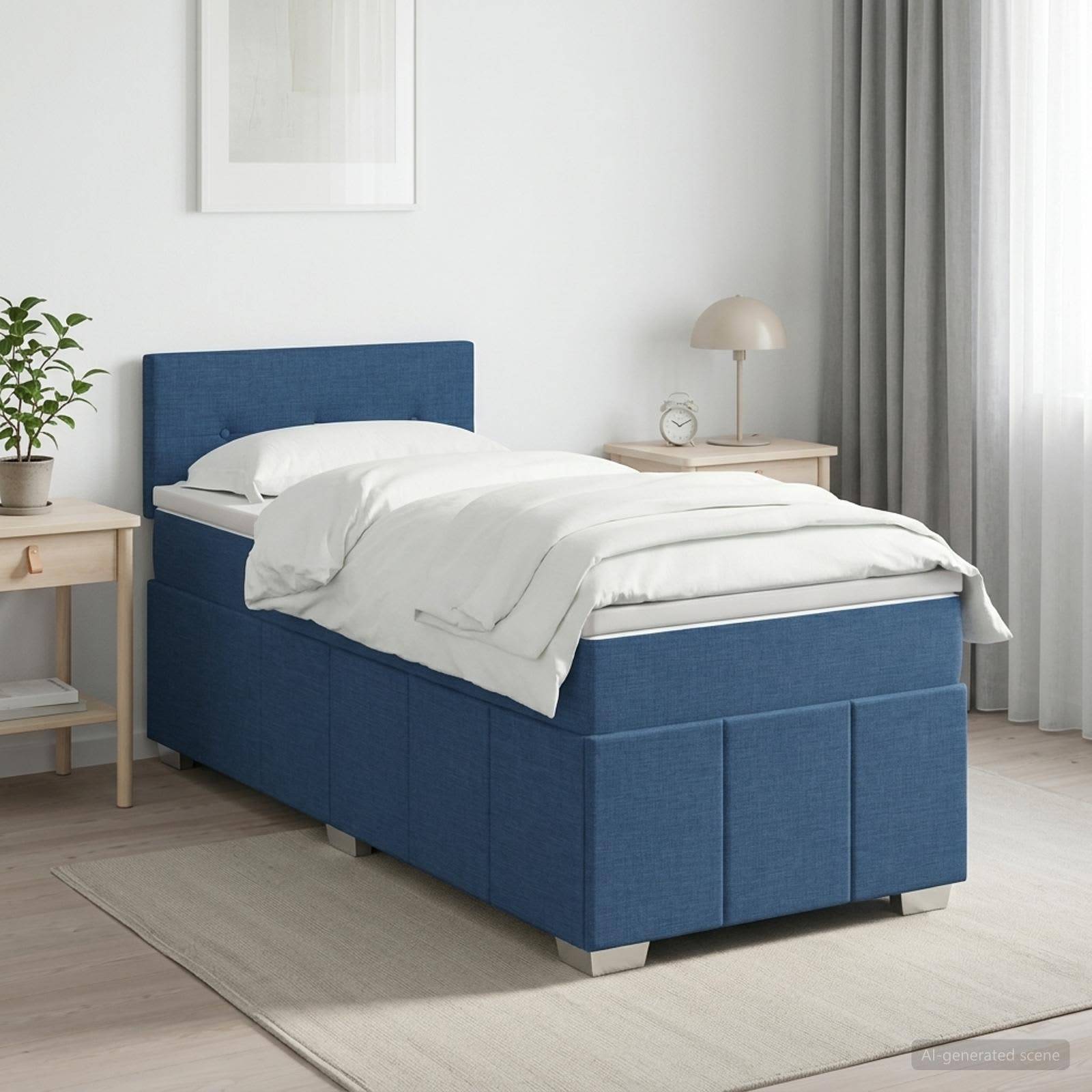 Blaues Polsterbett für eine Person mit weißer Bettwäsche in einem hellen, minimalistischen Schlafzimmer neben einem Nachttisch, einer Lampe, einer Pflanze und Vorhängen.
