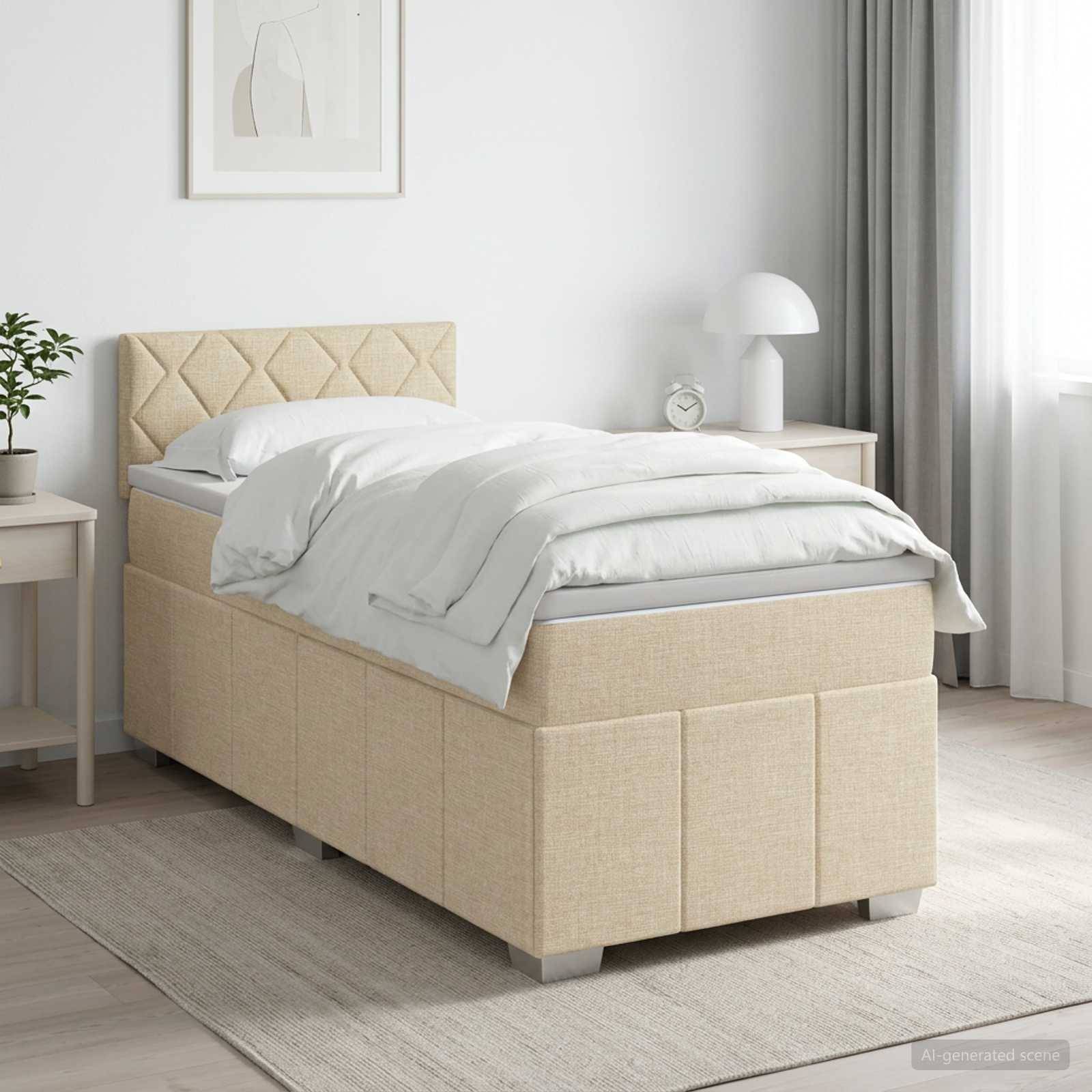 Beiges gepolstertes Einzelbett mit weißer Bettwäsche in einem hellen, minimalistischen Schlafzimmer neben einem Nachttisch, einer Lampe und Fenstervorhängen.
